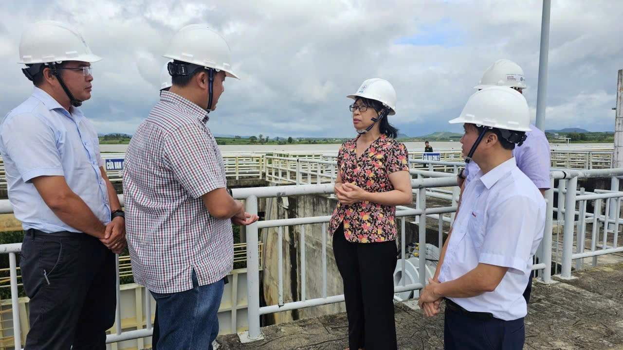 Ứng phó bão số 13: Các tỉnh miền Trung khẩn cấp sơ tán dân, ứng trực giữ đường- Ảnh 3. Ứng phó bão số 13: Các tỉnh miền Trung khẩn cấp sơ tán dân, ứng trực giữ đường- Ảnh 3.