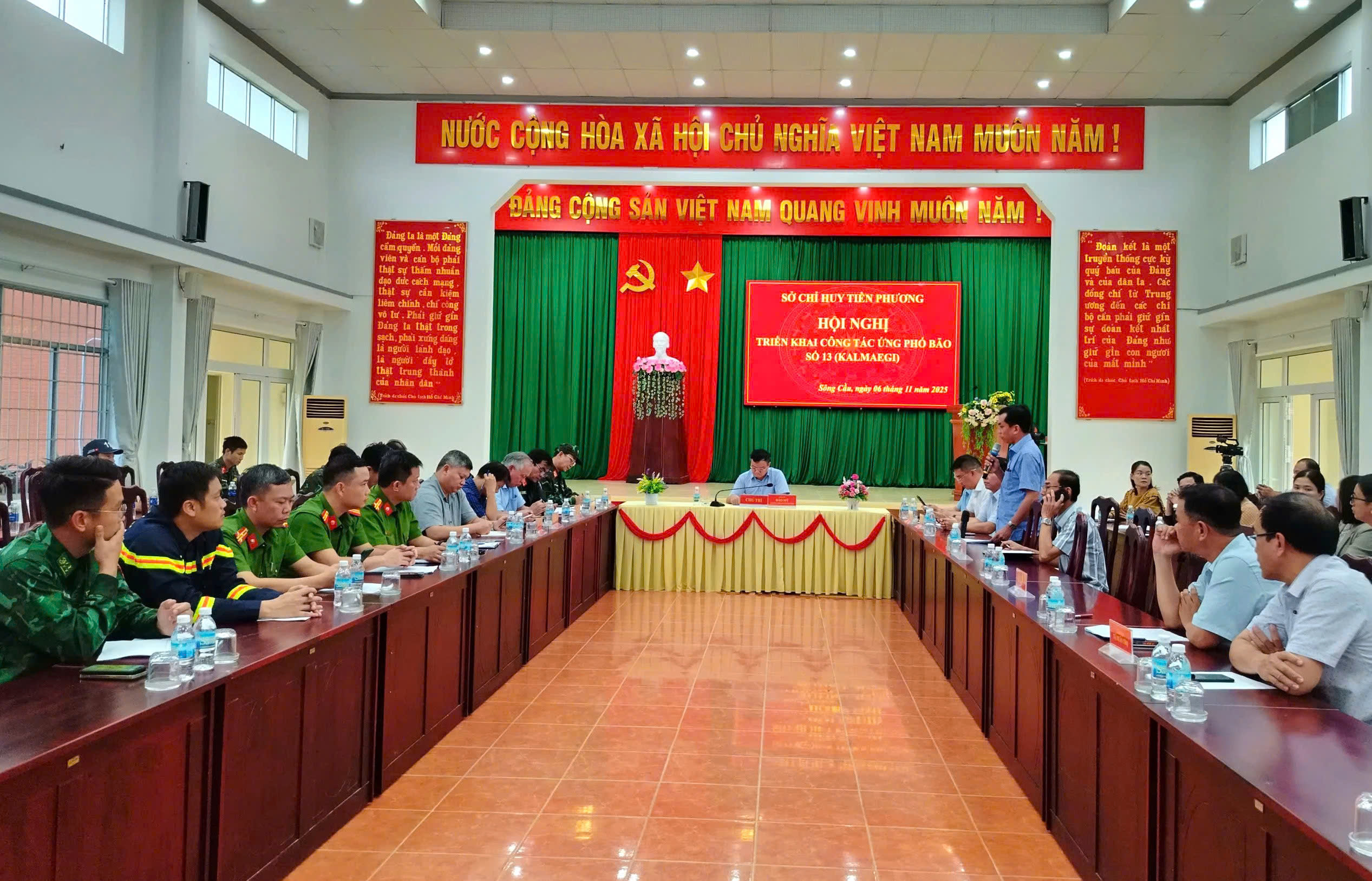 Ứng phó bão số 13: Các tỉnh miền Trung khẩn cấp sơ tán dân, ứng trực giữ đường- Ảnh 9. Ứng phó bão số 13: Các tỉnh miền Trung khẩn cấp sơ tán dân, ứng trực giữ đường- Ảnh 9.