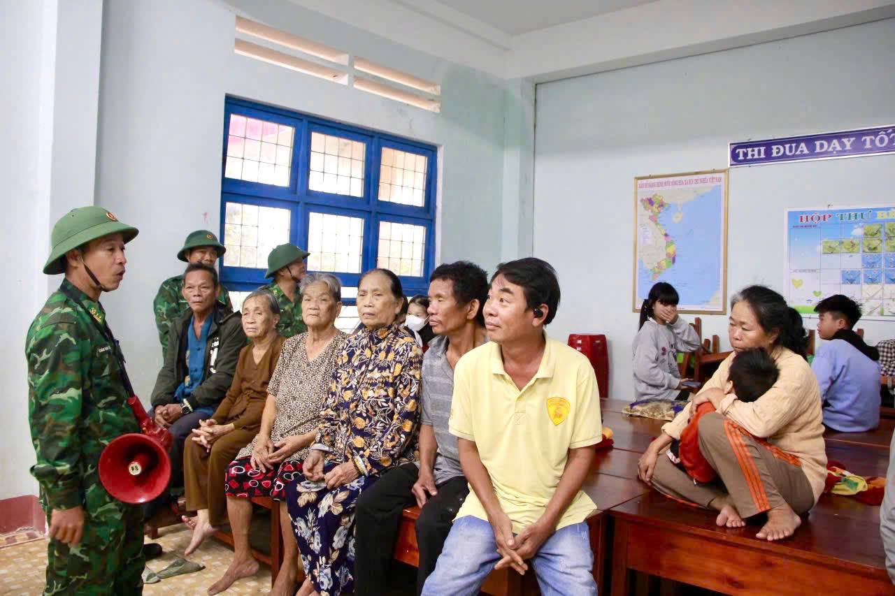 Ứng phó bão số 13: Các tỉnh miền Trung khẩn cấp sơ tán dân, ứng trực giữ đường- Ảnh 4. Ứng phó bão số 13: Các tỉnh miền Trung khẩn cấp sơ tán dân, ứng trực giữ đường- Ảnh 4.