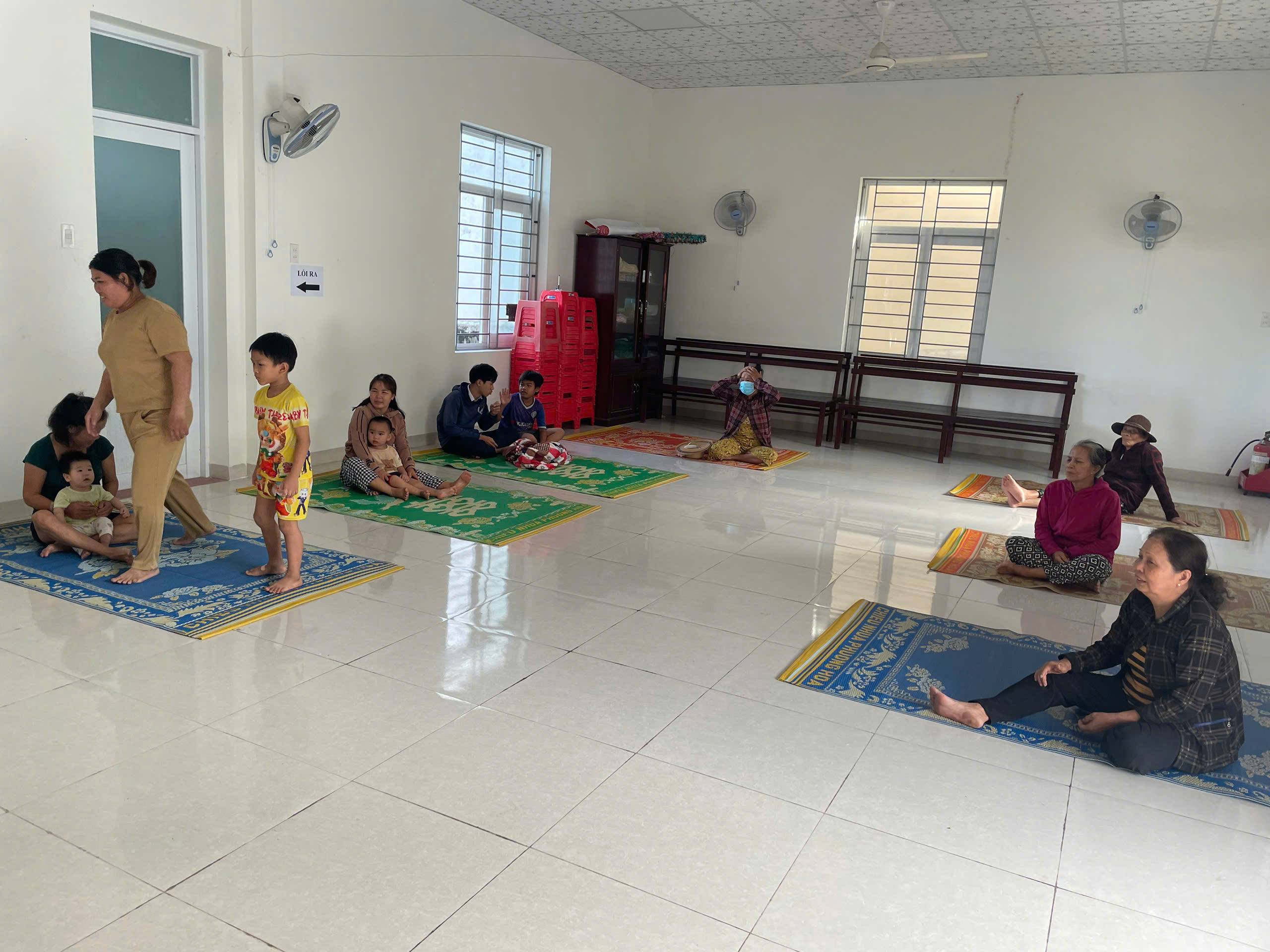 Ứng phó bão số 13: Các tỉnh miền Trung khẩn cấp sơ tán dân, ứng trực giữ đường- Ảnh 5. Ứng phó bão số 13: Các tỉnh miền Trung khẩn cấp sơ tán dân, ứng trực giữ đường- Ảnh 5.