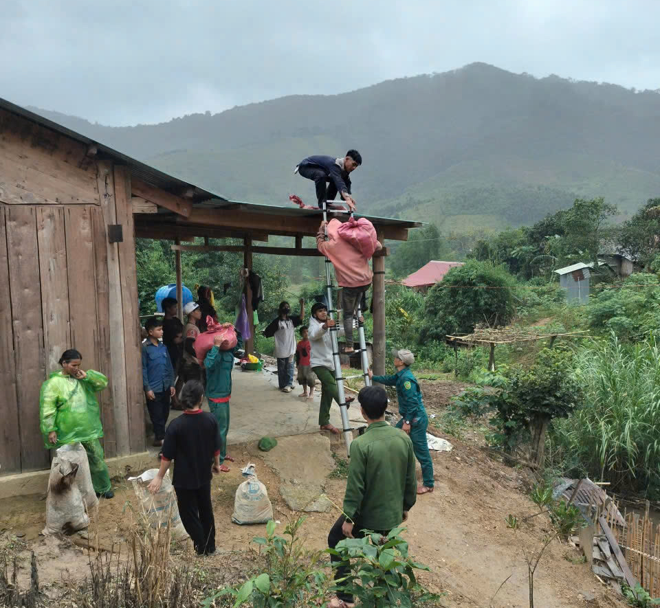 Ứng phó bão số 13: Các tỉnh miền Trung khẩn cấp sơ tán dân, ứng trực giữ đường- Ảnh 6. Ứng phó bão số 13: Các tỉnh miền Trung khẩn cấp sơ tán dân, ứng trực giữ đường- Ảnh 6.