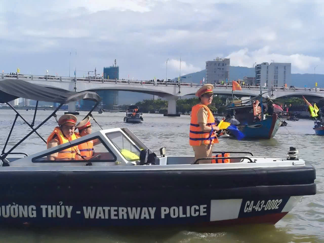 Ứng phó bão số 13: Các tỉnh miền Trung khẩn cấp sơ tán dân, ứng trực giữ đường- Ảnh 8. Ứng phó bão số 13: Các tỉnh miền Trung khẩn cấp sơ tán dân, ứng trực giữ đường- Ảnh 8.