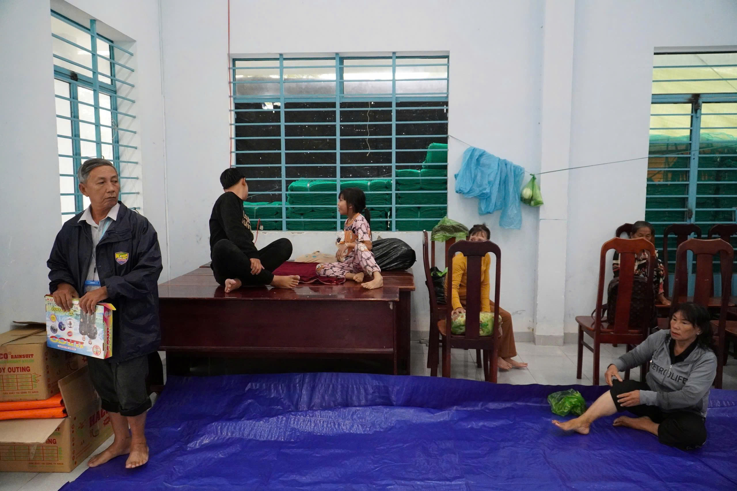 Ứng phó bão số 13: Các tỉnh miền Trung khẩn cấp sơ tán dân, ứng trực giữ đường- Ảnh 2. Ứng phó bão số 13: Các tỉnh miền Trung khẩn cấp sơ tán dân, ứng trực giữ đường- Ảnh 2.