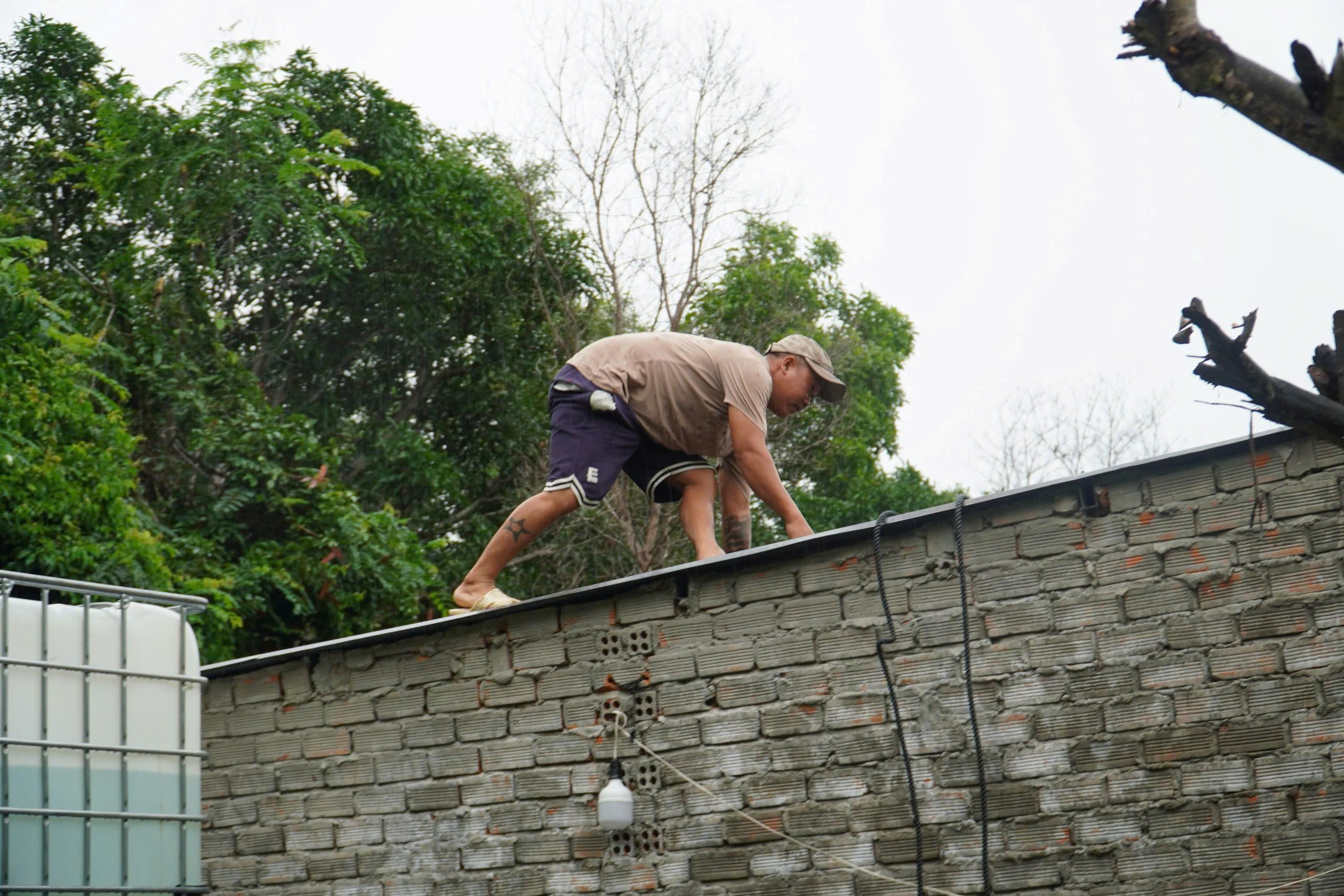 Ứng phó bão số 13: Các tỉnh miền Trung khẩn cấp sơ tán dân, ứng trực giữ đường- Ảnh 1. Ứng phó bão số 13: Các tỉnh miền Trung khẩn cấp sơ tán dân, ứng trực giữ đường- Ảnh 1.