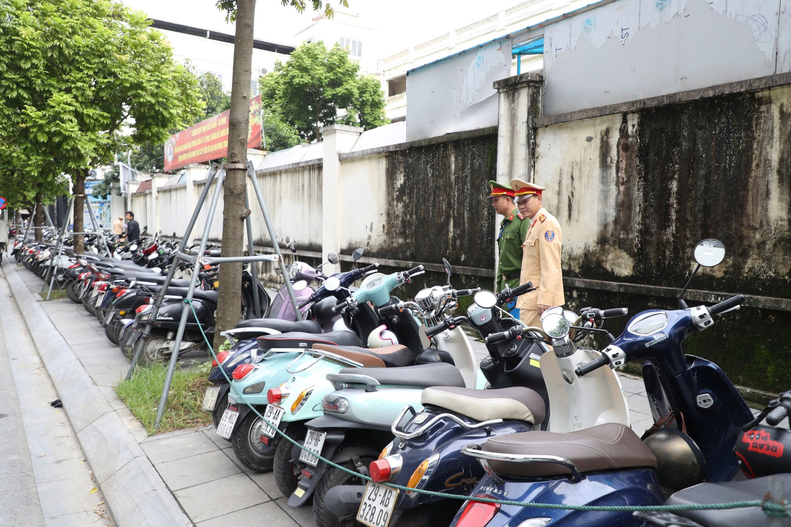 Hà Nội: CSGT xử lý nhiều học sinh chưa đủ tuổi đi xe máy đến trường- Ảnh 1. Hà Nội: CSGT xử lý nhiều học sinh chưa đủ tuổi đi xe máy đến trường- Ảnh 1.