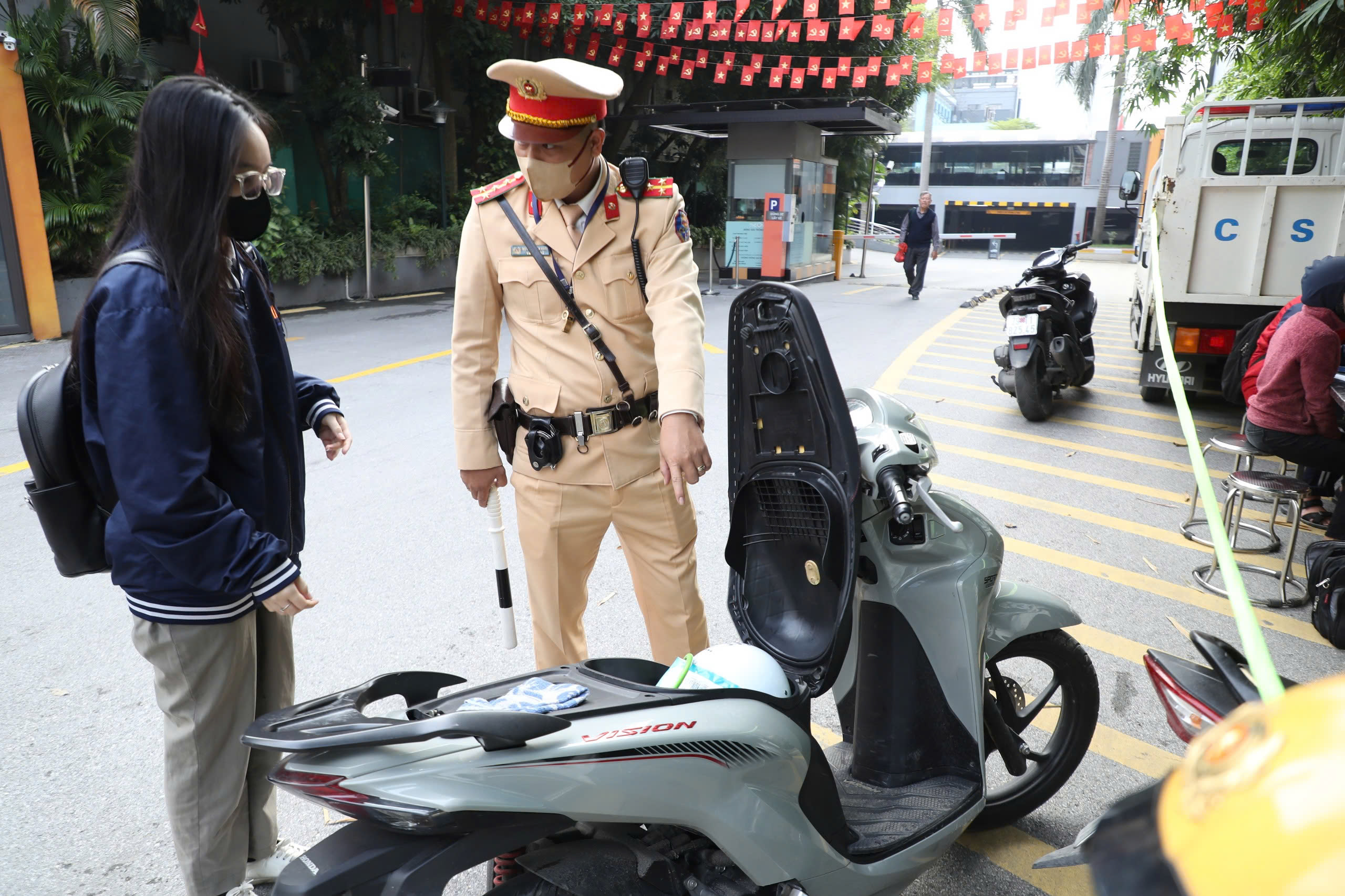 Hà Nội: CSGT xử lý nhiều học sinh chưa đủ tuổi đi xe máy đến trường- Ảnh 2. Hà Nội: CSGT xử lý nhiều học sinh chưa đủ tuổi đi xe máy đến trường- Ảnh 2.