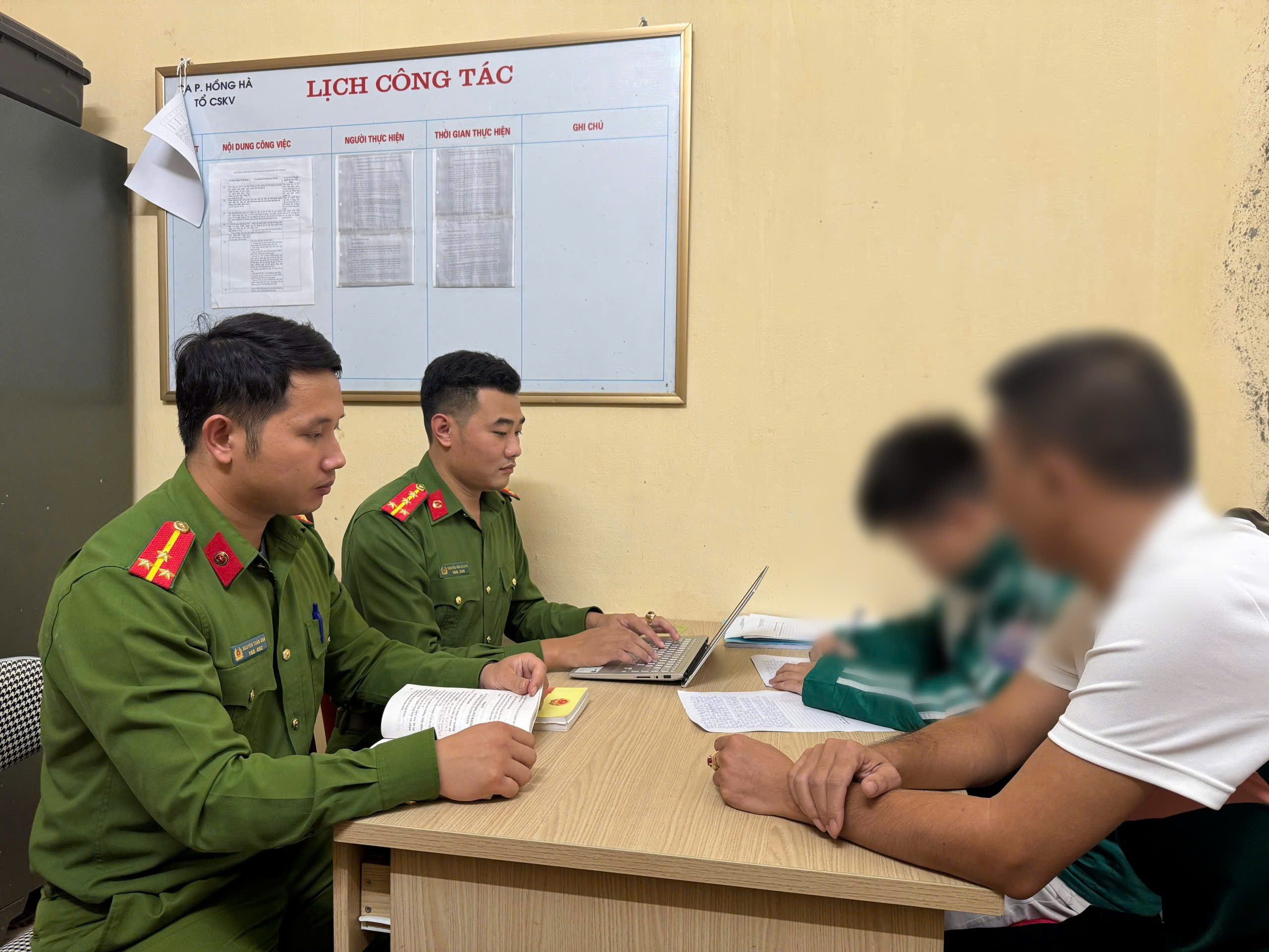 Công an Lào Cai thông tin vụ nam sinh đâm bạn rồi hất xuống hồ nước- Ảnh 1. Công an Lào Cai thông tin vụ nam sinh đâm bạn rồi hất xuống hồ nước- Ảnh 1.