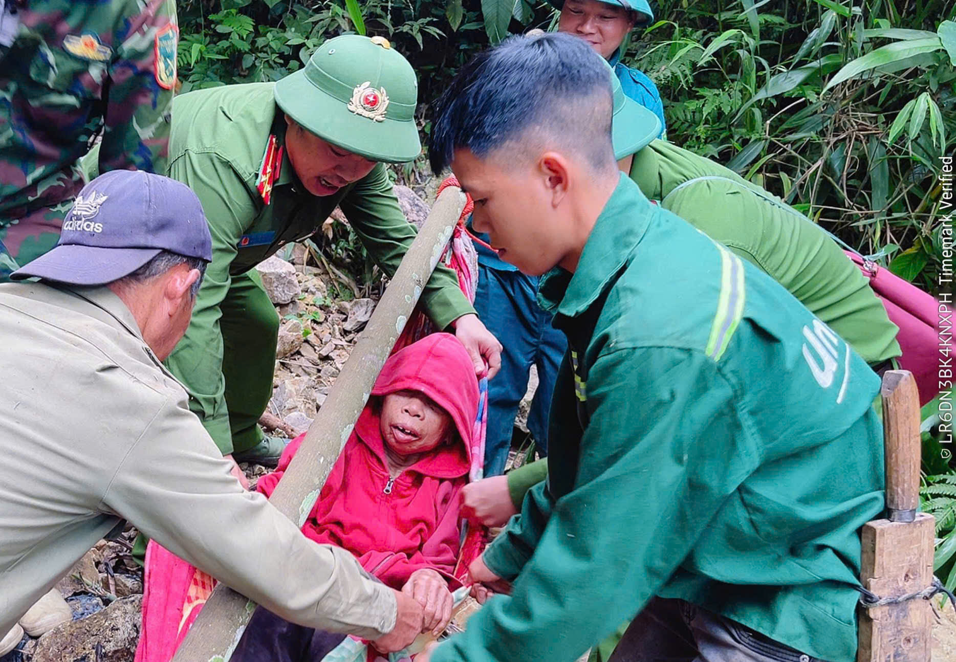 Lào Cai: Tìm thấy cụ bà 86 tuổi sau 3 ngày đi lạc trong rừng sâu- Ảnh 2. Lào Cai: Tìm thấy cụ bà 86 tuổi sau 3 ngày đi lạc trong rừng sâu- Ảnh 2.