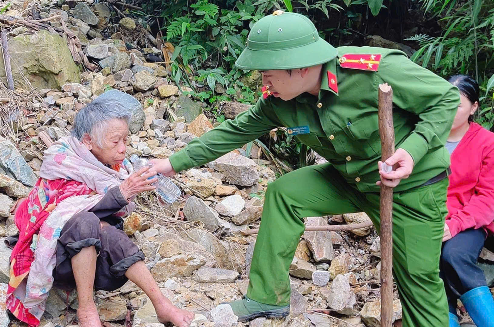 Lào Cai: Tìm thấy cụ bà 86 tuổi sau 3 ngày đi lạc trong rừng sâu- Ảnh 1. Lào Cai: Tìm thấy cụ bà 86 tuổi sau 3 ngày đi lạc trong rừng sâu- Ảnh 1.