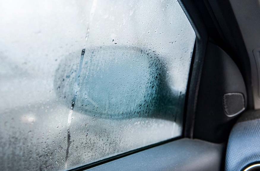 Kính ô tô dễ bị đọng nước hấp hơi, phải làm gì?- Ảnh 1. Kính ô tô dễ bị đọng nước hấp hơi, phải làm gì?- Ảnh 1.
