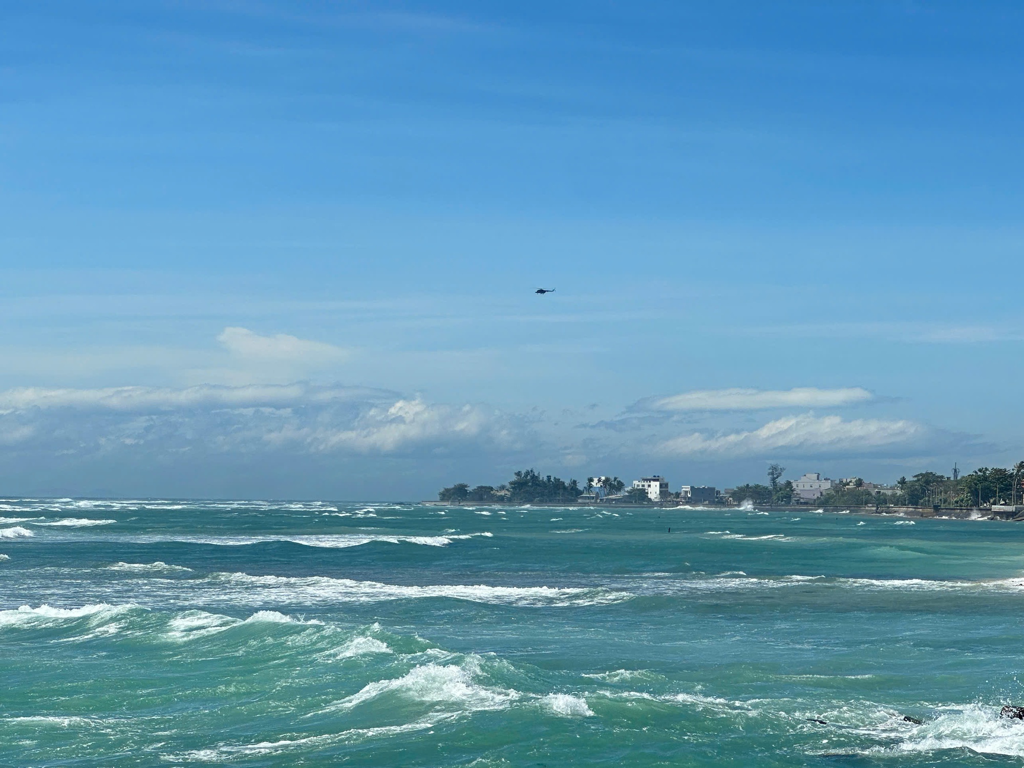 Trực thăng đã đến Lý Sơn, quần thảo tìm kiếm 3 người đàn ông trôi dạt trên thúng- Ảnh 1. Trực thăng đã đến Lý Sơn, quần thảo tìm kiếm 3 người đàn ông trôi dạt trên thúng- Ảnh 1.