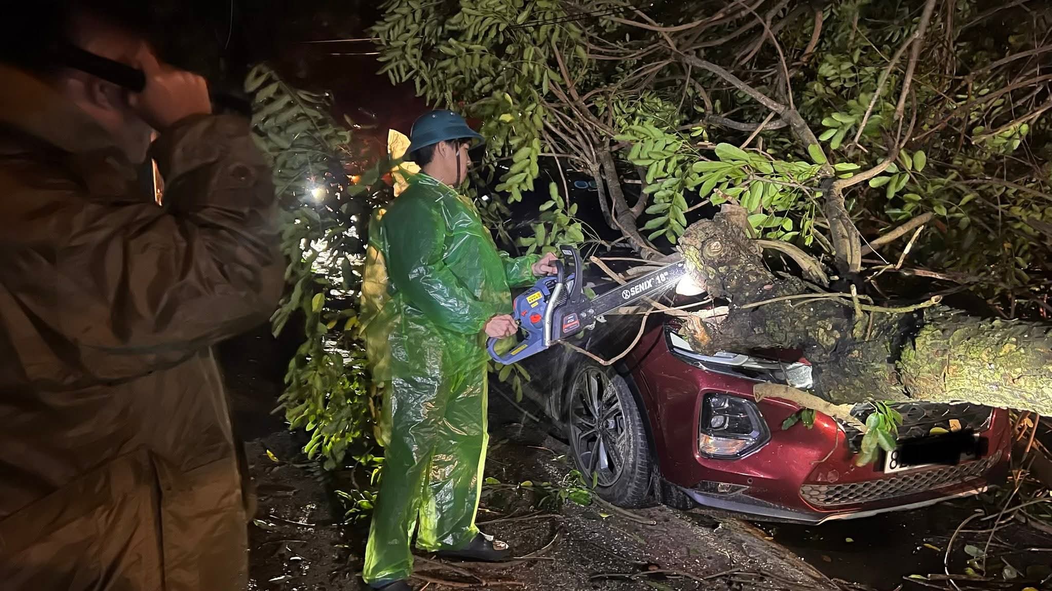 Bộ đội, công an giúp người dân Quảng Ngãi lợp mái nhà, dọn cây đổ, thông đường sau bão- Ảnh 9. Bộ đội, công an giúp người dân Quảng Ngãi lợp mái nhà, dọn cây đổ, thông đường sau bão- Ảnh 9.