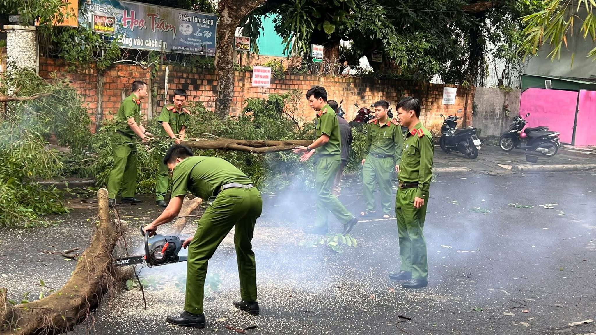 Bộ đội, công an giúp người dân Quảng Ngãi lợp mái nhà, dọn cây đổ, thông đường sau bão- Ảnh 12. Bộ đội, công an giúp người dân Quảng Ngãi lợp mái nhà, dọn cây đổ, thông đường sau bão- Ảnh 12.