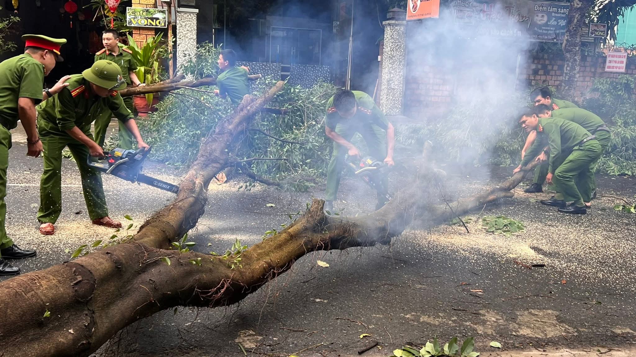 Bộ đội, công an giúp người dân Quảng Ngãi lợp mái nhà, dọn cây đổ, thông đường sau bão- Ảnh 13. Bộ đội, công an giúp người dân Quảng Ngãi lợp mái nhà, dọn cây đổ, thông đường sau bão- Ảnh 13.