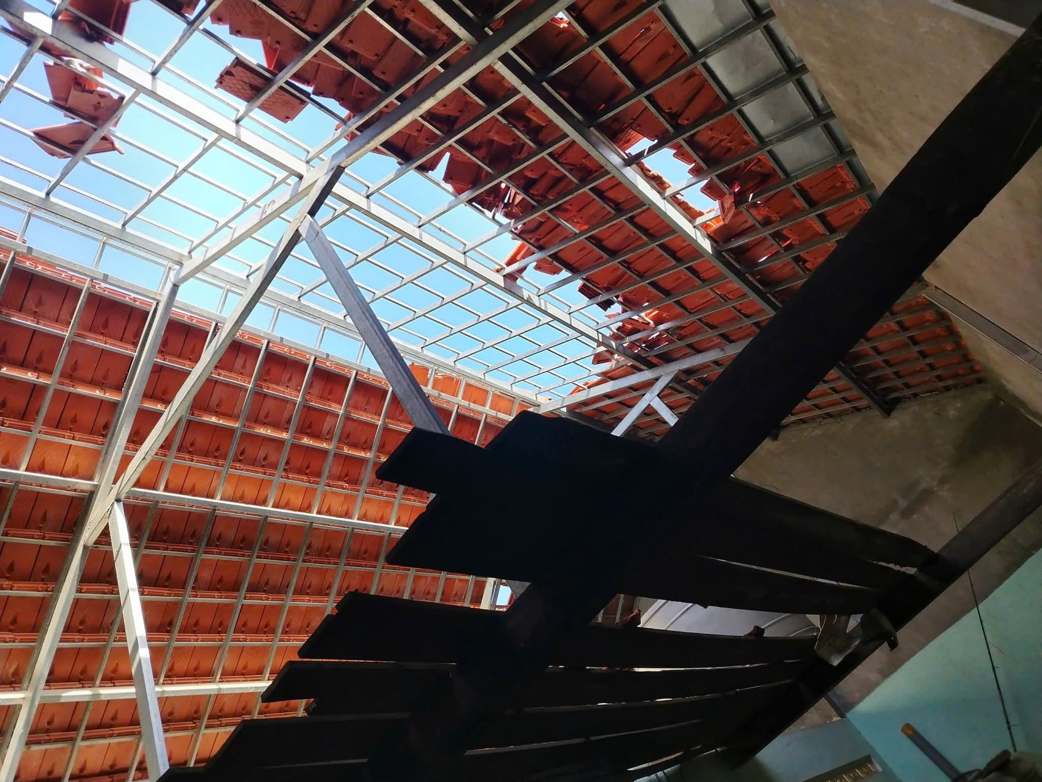 Bộ đội, công an giúp người dân Quảng Ngãi lợp mái nhà, dọn cây đổ, thông đường sau bão- Ảnh 2. Bộ đội, công an giúp người dân Quảng Ngãi lợp mái nhà, dọn cây đổ, thông đường sau bão- Ảnh 2.