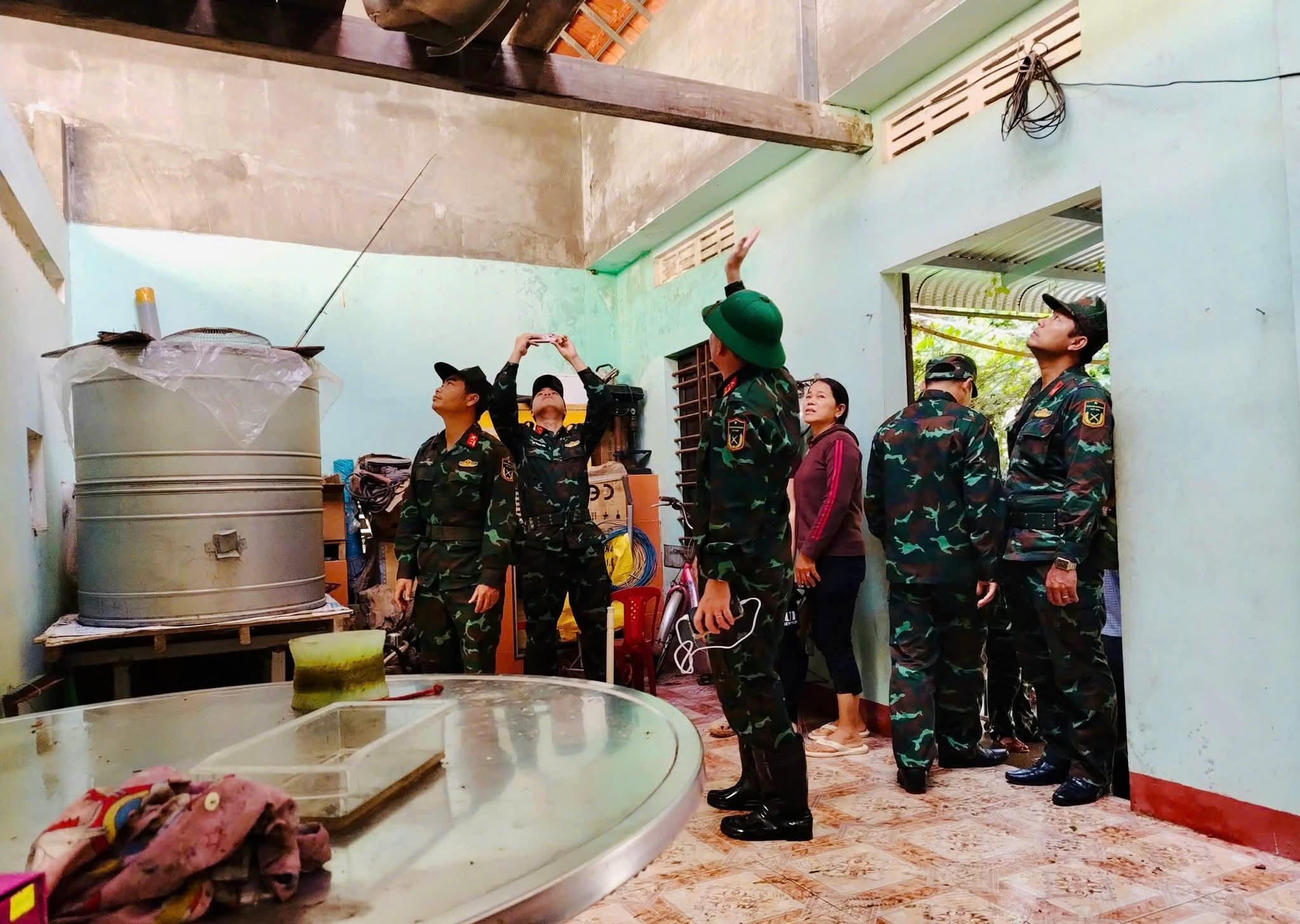 Bộ đội, công an giúp người dân Quảng Ngãi lợp mái nhà, dọn cây đổ, thông đường sau bão- Ảnh 3. Bộ đội, công an giúp người dân Quảng Ngãi lợp mái nhà, dọn cây đổ, thông đường sau bão- Ảnh 3.