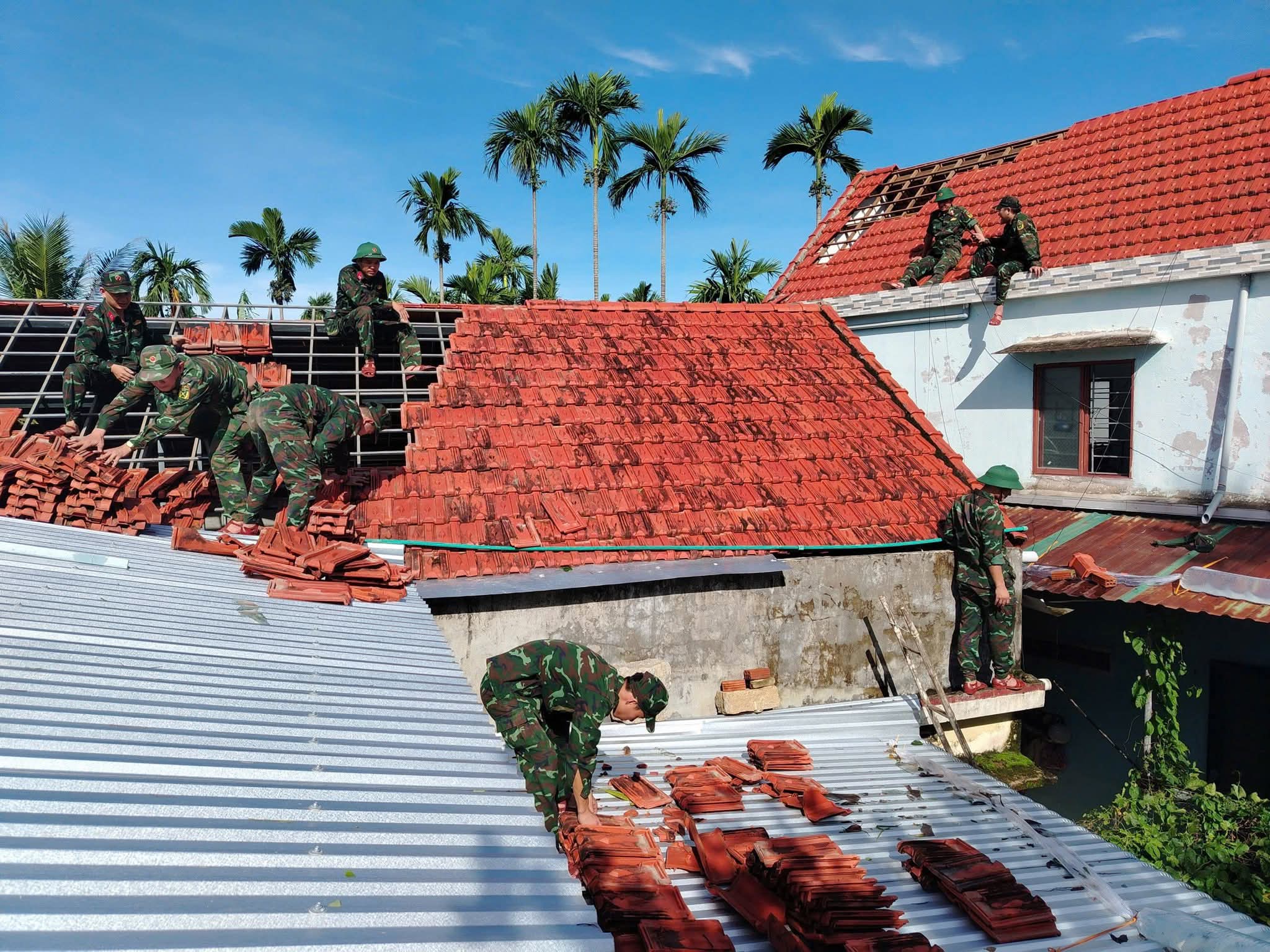 Bộ đội, công an giúp người dân Quảng Ngãi lợp mái nhà, dọn cây đổ, thông đường sau bão- Ảnh 1. Bộ đội, công an giúp người dân Quảng Ngãi lợp mái nhà, dọn cây đổ, thông đường sau bão- Ảnh 1.