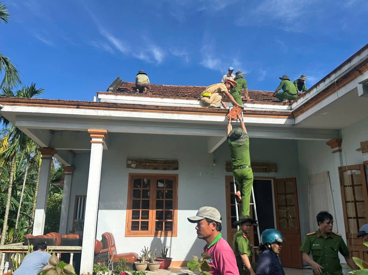 Bộ đội, công an giúp người dân Quảng Ngãi lợp mái nhà, dọn cây đổ, thông đường sau bão- Ảnh 5. Bộ đội, công an giúp người dân Quảng Ngãi lợp mái nhà, dọn cây đổ, thông đường sau bão- Ảnh 5.