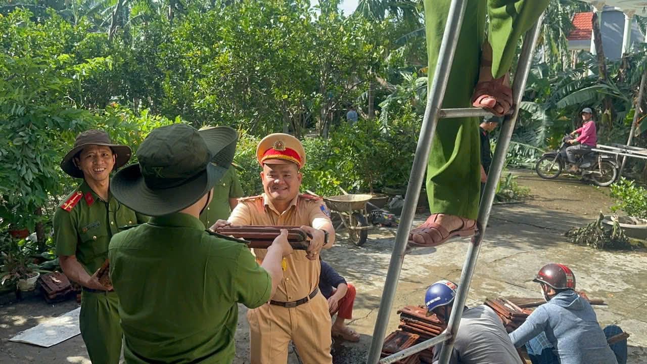Bộ đội, công an giúp người dân Quảng Ngãi lợp mái nhà, dọn cây đổ, thông đường sau bão- Ảnh 6. Bộ đội, công an giúp người dân Quảng Ngãi lợp mái nhà, dọn cây đổ, thông đường sau bão- Ảnh 6.