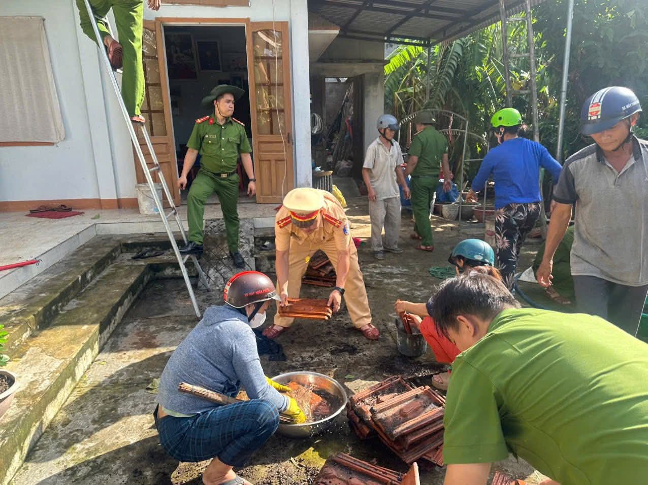 Bộ đội, công an giúp người dân Quảng Ngãi lợp mái nhà, dọn cây đổ, thông đường sau bão- Ảnh 7. Bộ đội, công an giúp người dân Quảng Ngãi lợp mái nhà, dọn cây đổ, thông đường sau bão- Ảnh 7.