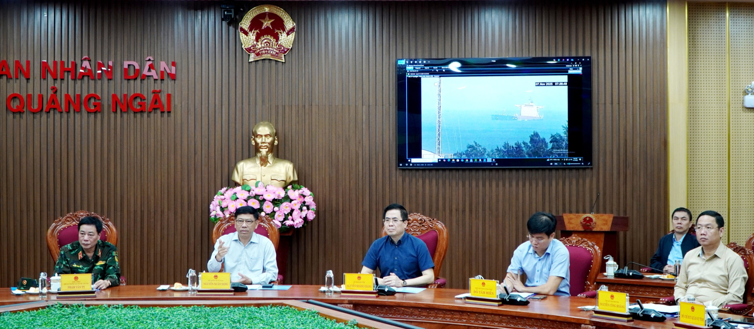 Hút toàn bộ dầu, đưa tàu Star Bueno ra khỏi vùng biển Quảng Ngãi- Ảnh 1. Hút toàn bộ dầu, đưa tàu Star Bueno ra khỏi vùng biển Quảng Ngãi- Ảnh 1.