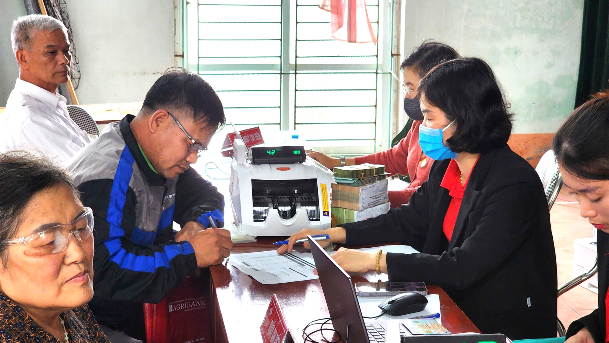 Người dân hồ hởi nhận bồi thường giải phóng mặt bằng sân bay Gia Bình- Ảnh 12. Người dân hồ hởi nhận bồi thường giải phóng mặt bằng sân bay Gia Bình- Ảnh 12.