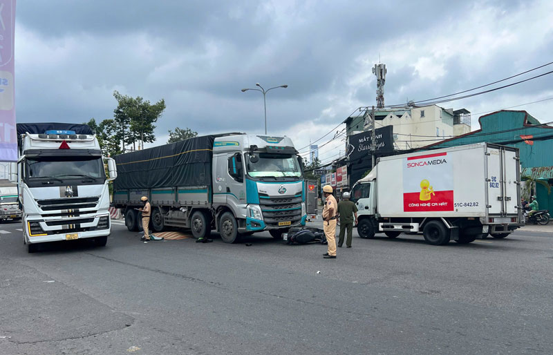 Lực lượng chức năng xử lý hiện trường vụ tai nạn. Lực lượng chức năng xử lý hiện trường vụ tai nạn.