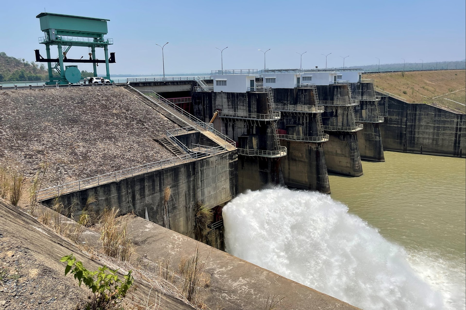 Thủy điện Buôn Kuốp tăng lưu lượng xả lũ lưu vực sông Sêrêpốk- Ảnh 1. Thủy điện Buôn Kuốp tăng lưu lượng xả lũ lưu vực sông Sêrêpốk- Ảnh 1.