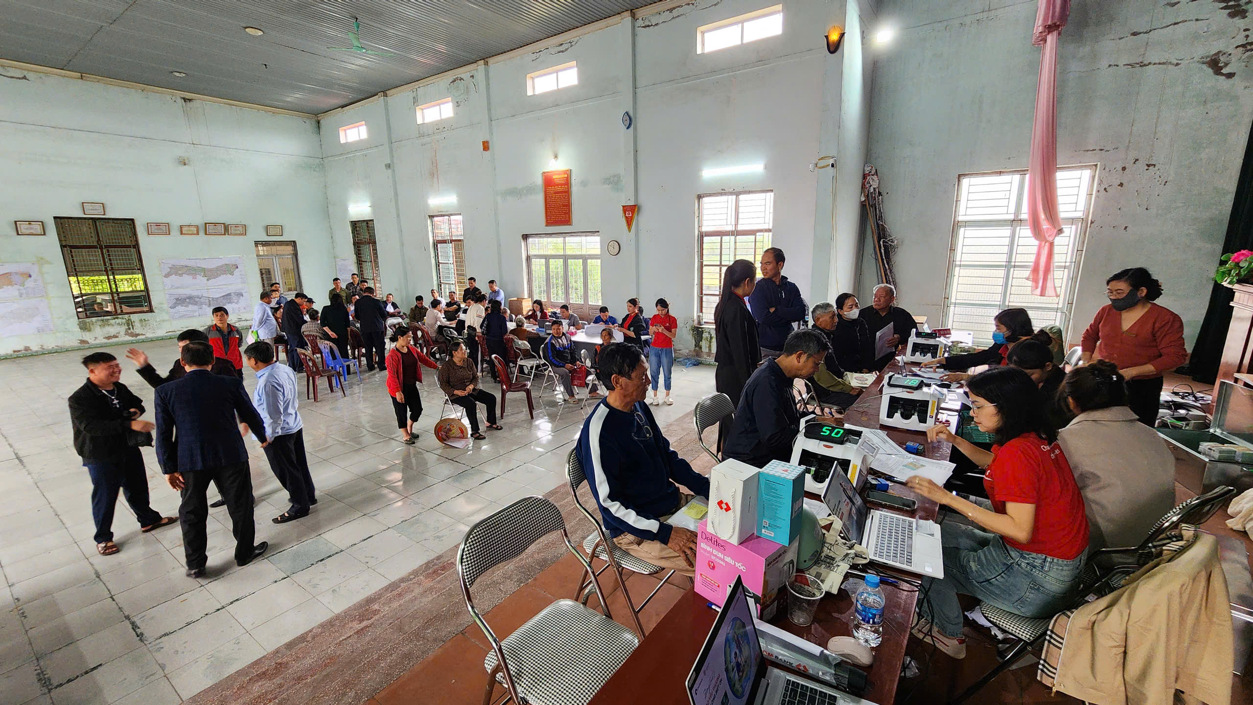 Người dân hồ hởi nhận bồi thường giải phóng mặt bằng sân bay Gia Bình- Ảnh 1. Người dân hồ hởi nhận bồi thường giải phóng mặt bằng sân bay Gia Bình- Ảnh 1.