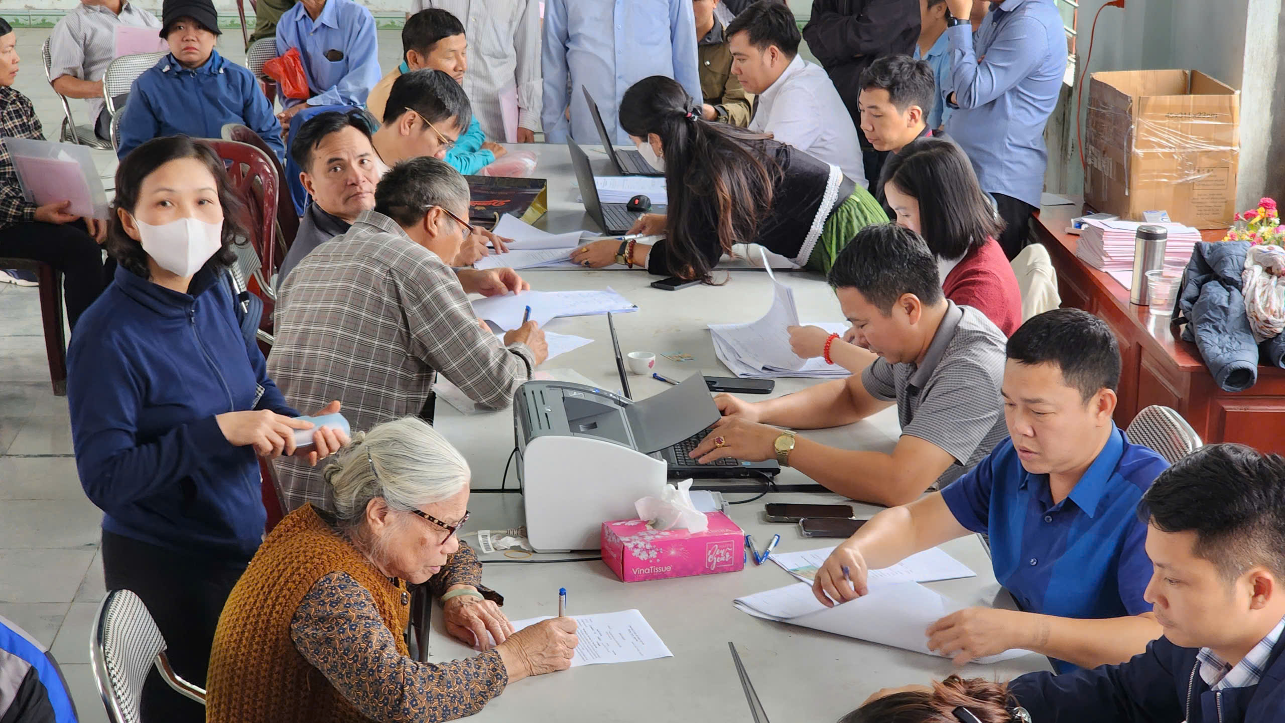 Người dân hồ hởi nhận bồi thường giải phóng mặt bằng sân bay Gia Bình- Ảnh 2. Người dân hồ hởi nhận bồi thường giải phóng mặt bằng sân bay Gia Bình- Ảnh 2.