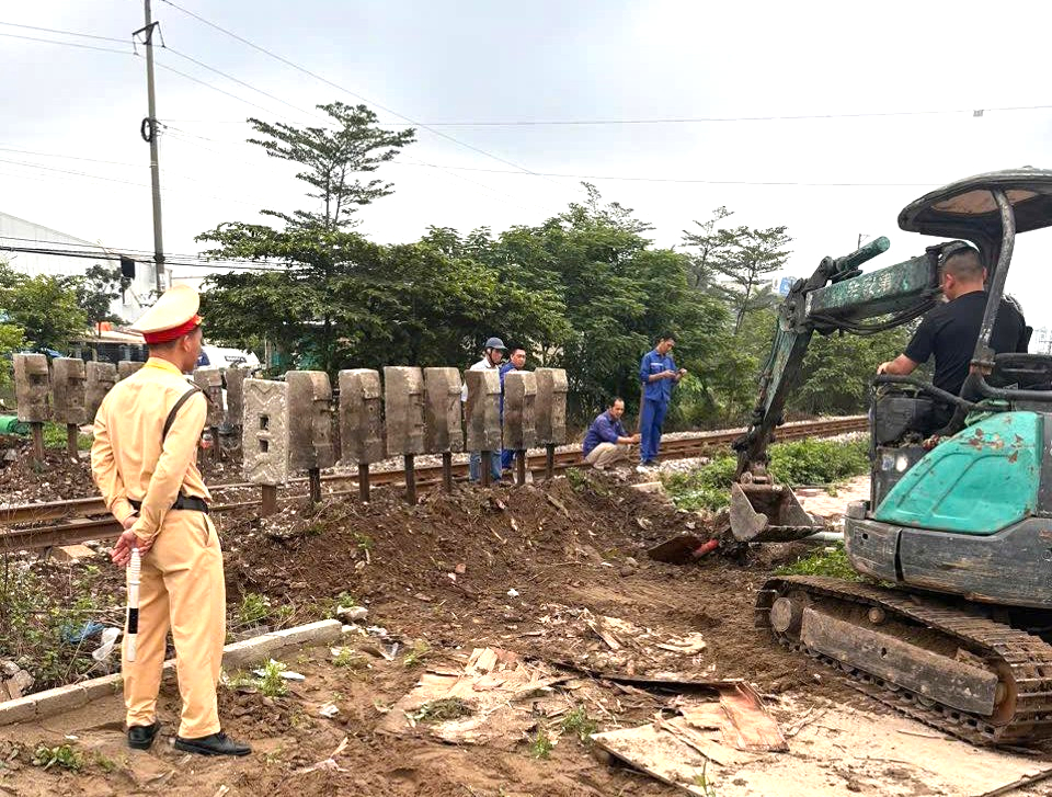 Hưng Yên: Quyết tâm xóa bỏ lối đi tự mở, đảm bảo an toàn giao thông đường sắt- Ảnh 1. Hưng Yên: Quyết tâm xóa bỏ lối đi tự mở, đảm bảo an toàn giao thông đường sắt- Ảnh 1.