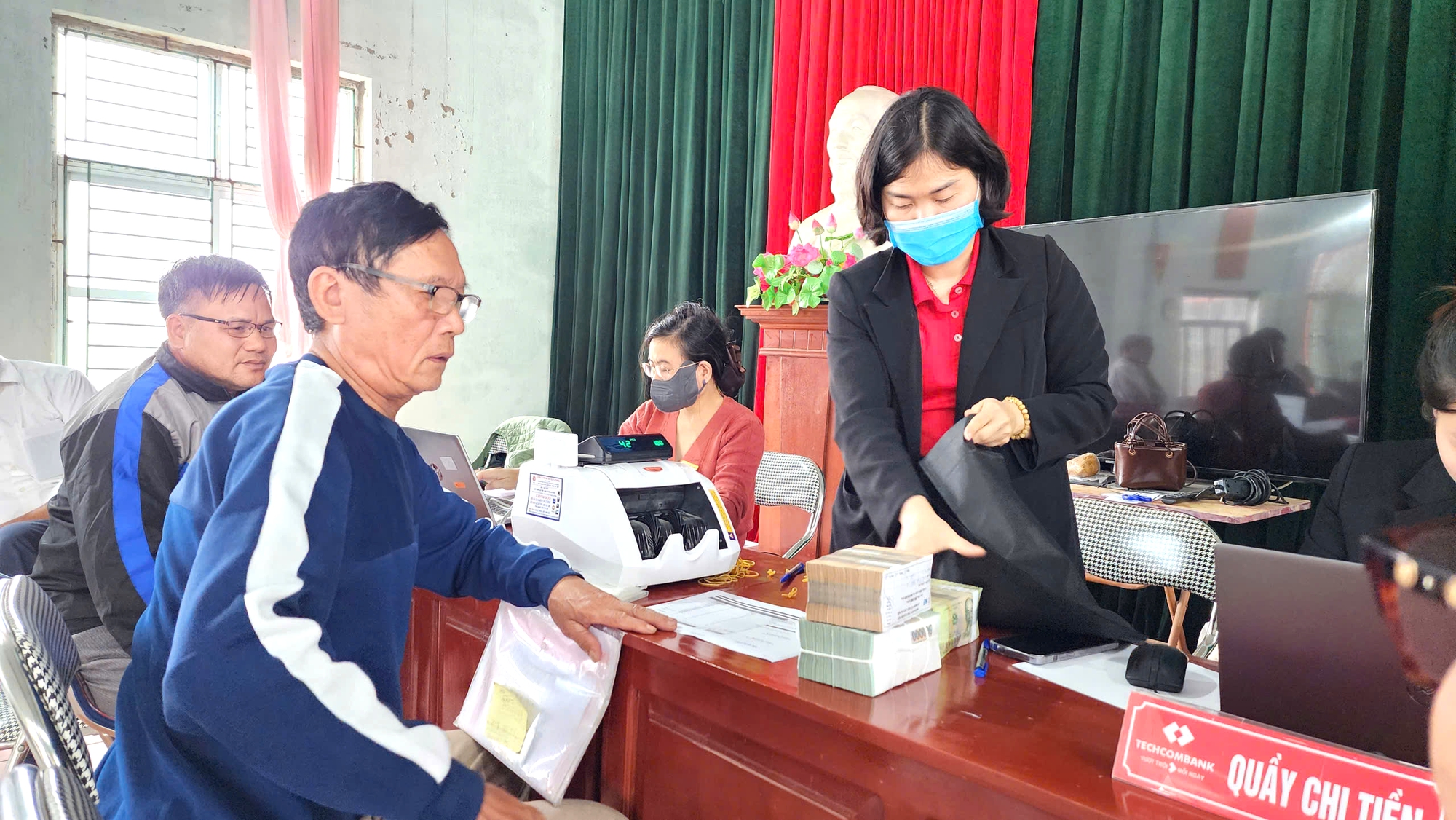 Người dân hồ hởi nhận bồi thường giải phóng mặt bằng sân bay Gia Bình- Ảnh 8. Người dân hồ hởi nhận bồi thường giải phóng mặt bằng sân bay Gia Bình- Ảnh 8.