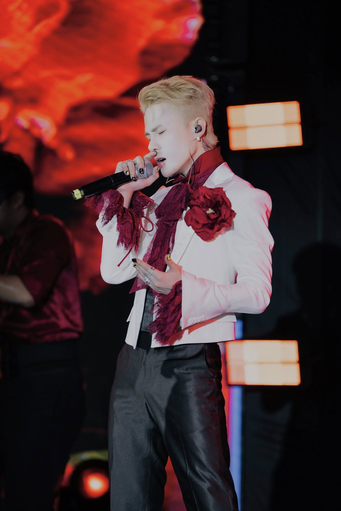 Ca sĩ Jack bị cấm biểu diễn 9 tháng và phạt 55 triệu đồng- Ảnh 2. Ca sĩ Jack bị cấm biểu diễn 9 tháng và phạt 55 triệu đồng- Ảnh 2.