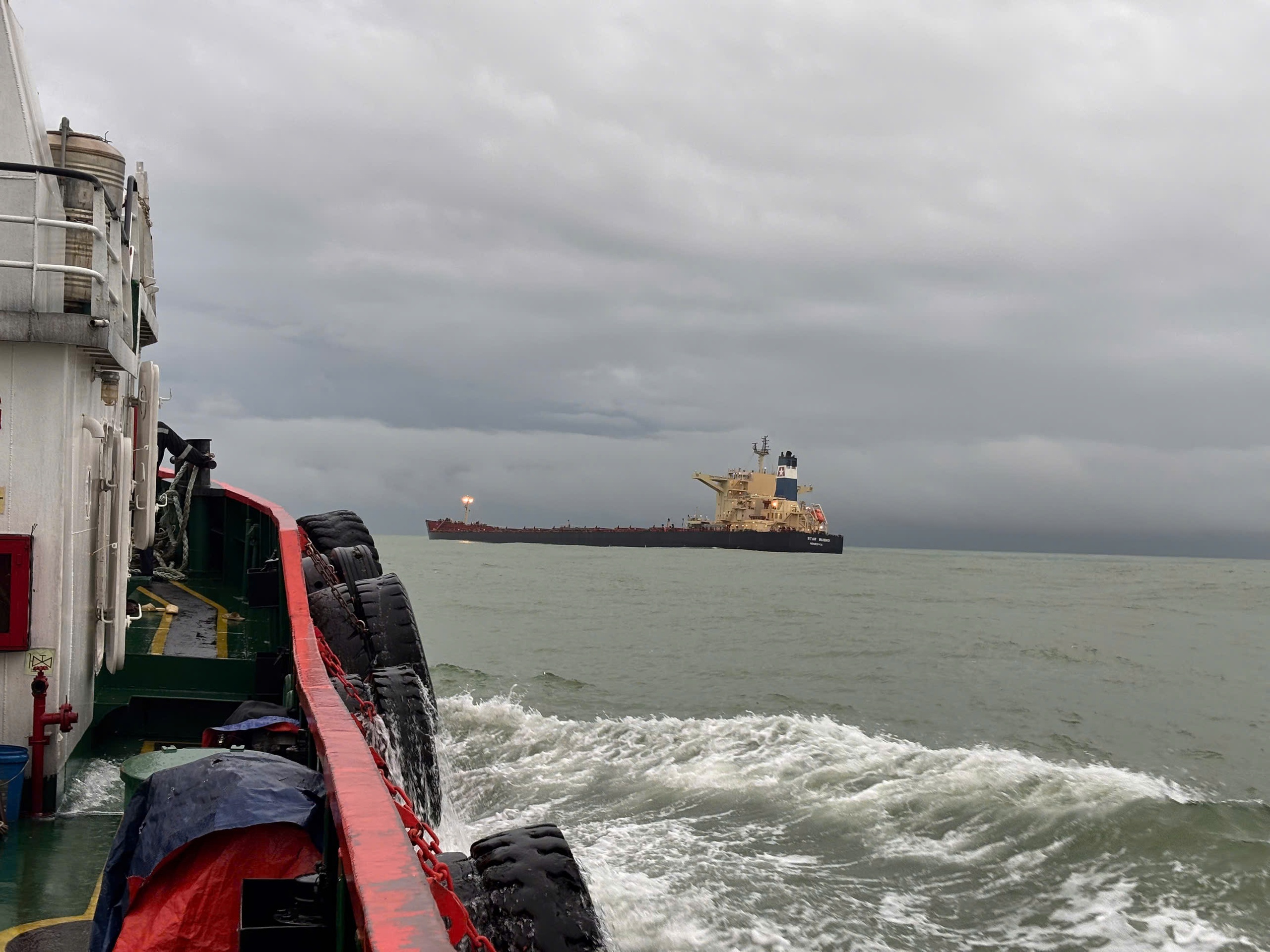 Hút toàn bộ dầu, đưa tàu Star Bueno ra khỏi vùng biển Quảng Ngãi- Ảnh 3. Hút toàn bộ dầu, đưa tàu Star Bueno ra khỏi vùng biển Quảng Ngãi- Ảnh 3.