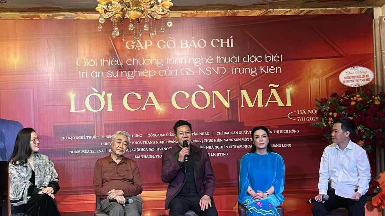 Các thế hệ học trò tri ân NSND Trung Kiên trong đêm nhạc "Lời ca còn mãi"- Ảnh 1. Các thế hệ học trò tri ân NSND Trung Kiên trong đêm nhạc "Lời ca còn mãi"- Ảnh 1.