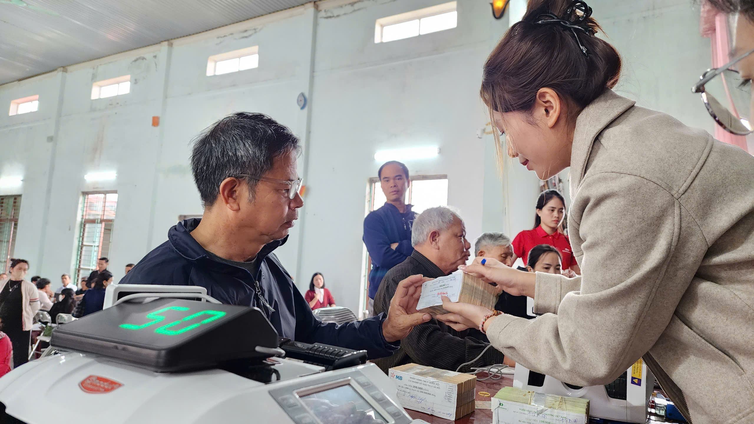 Người dân hồ hởi nhận bồi thường giải phóng mặt bằng sân bay Gia Bình- Ảnh 4. Người dân hồ hởi nhận bồi thường giải phóng mặt bằng sân bay Gia Bình- Ảnh 4.