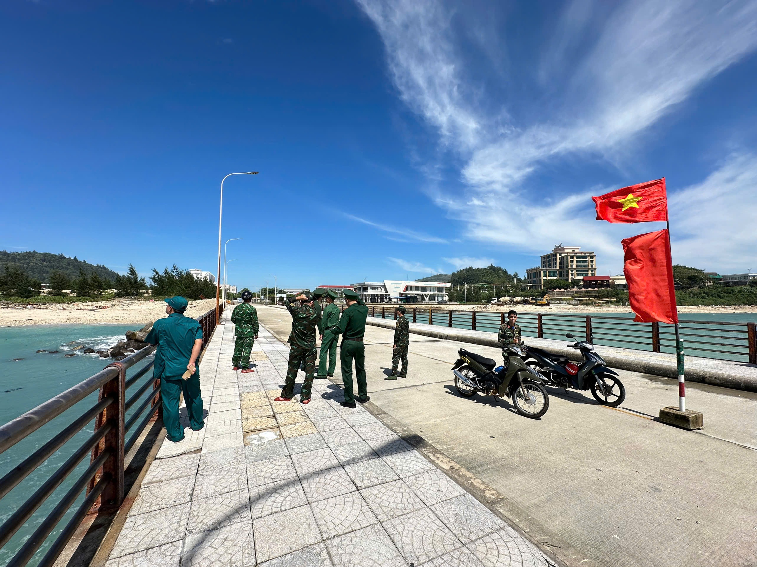 Trực thăng đã đến Lý Sơn, quần thảo tìm kiếm 3 người đàn ông trôi dạt trên thúng- Ảnh 3. Trực thăng đã đến Lý Sơn, quần thảo tìm kiếm 3 người đàn ông trôi dạt trên thúng- Ảnh 3.