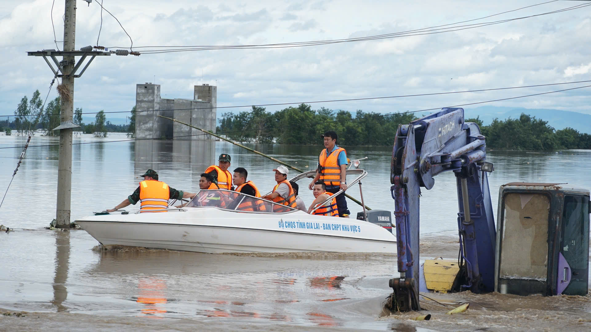 Bão số 13: Gia Lai thiệt hại hơn 5.000 tỷ đồng, 2 người tử vong- Ảnh 16. Bão số 13: Gia Lai thiệt hại hơn 5.000 tỷ đồng, 2 người tử vong- Ảnh 16.