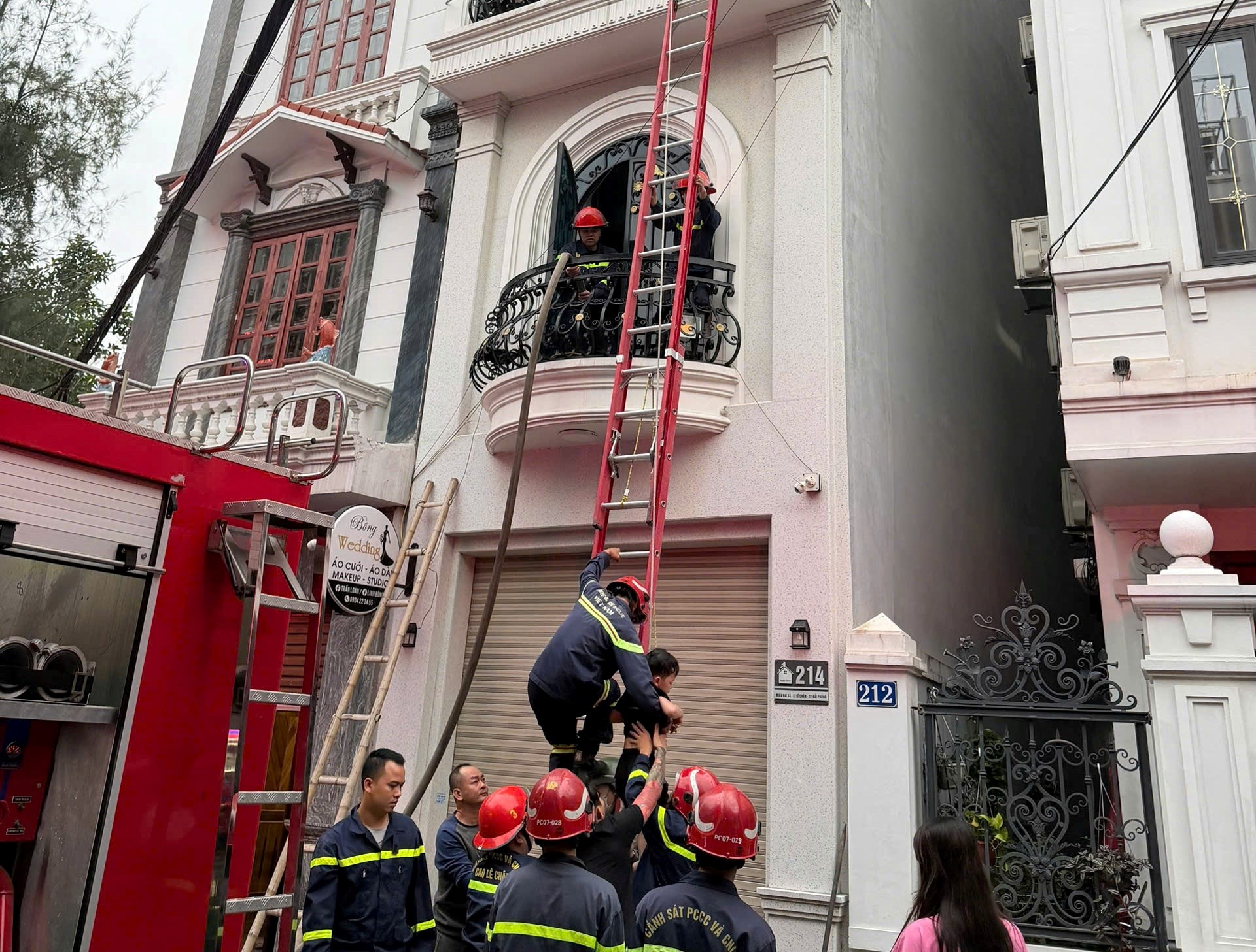 Giải cứu 3 người mắc kẹt trong đám cháy nhà lúc rạng sáng tại Hải Phòng- Ảnh 1. Giải cứu 3 người mắc kẹt trong đám cháy nhà lúc rạng sáng tại Hải Phòng- Ảnh 1.