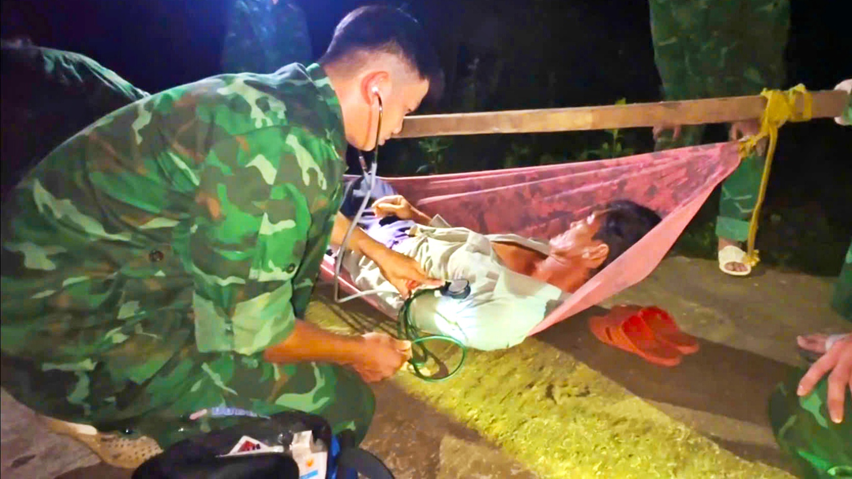 Cà Mau: Kịp thời hỗ trợ người dân bị bệnh nặng vào bờ cấp cứu- Ảnh 1. Cà Mau: Kịp thời hỗ trợ người dân bị bệnh nặng vào bờ cấp cứu- Ảnh 1.