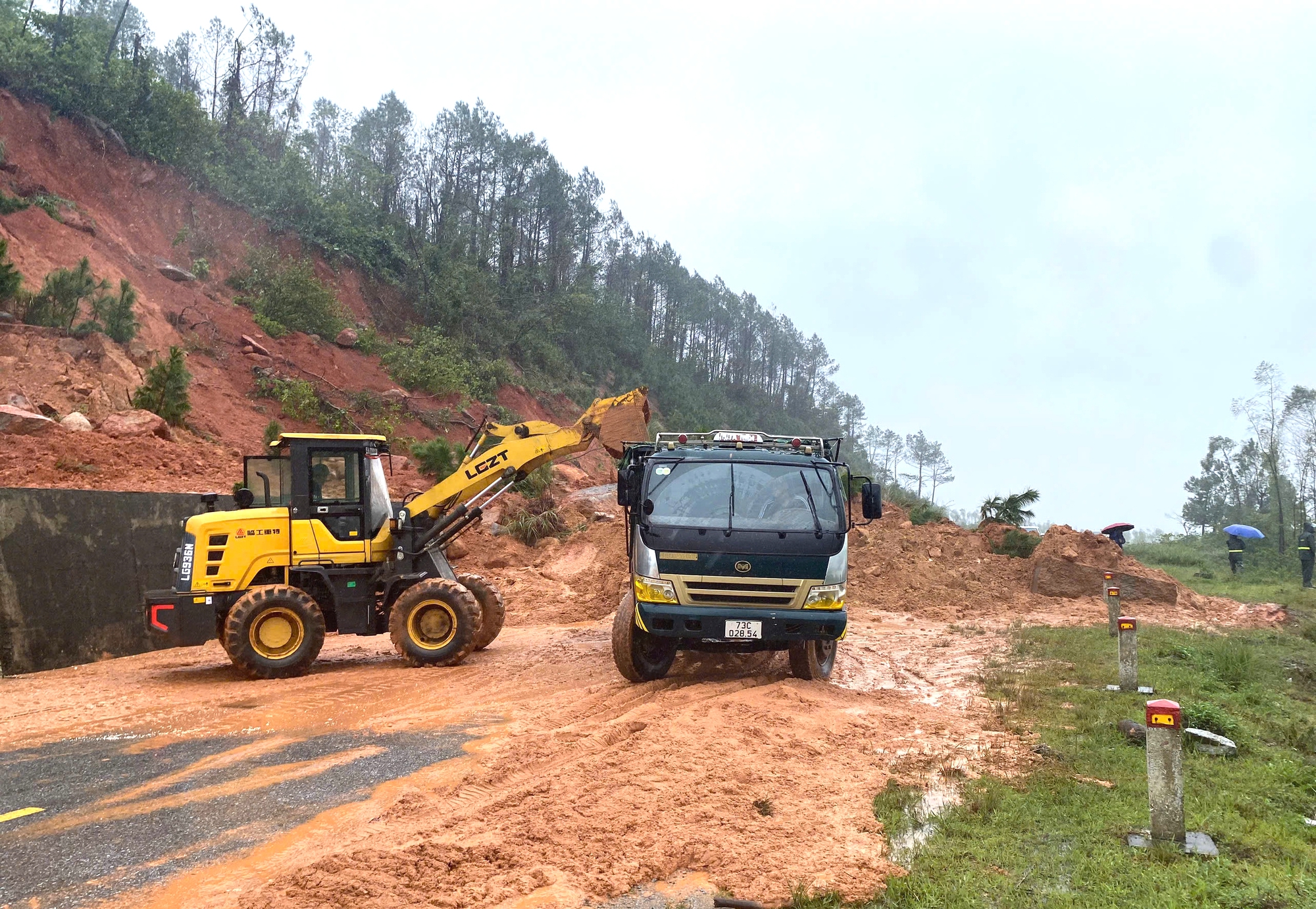Đề xuất làm tường chắn, kè rọ đá giật cấp bảo vệ tuyến đường ven biển Hà Tĩnh- Ảnh 2. Đề xuất làm tường chắn, kè rọ đá giật cấp bảo vệ tuyến đường ven biển Hà Tĩnh- Ảnh 2.