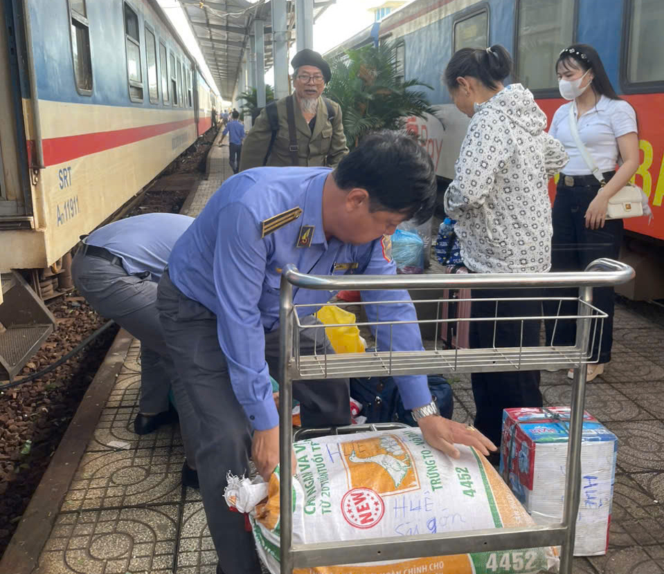 Bão lũ làm gián đoạn tuyến Bắc - Nam: Đường sắt chuyển tải hơn 1.600 hành khách- Ảnh 2.