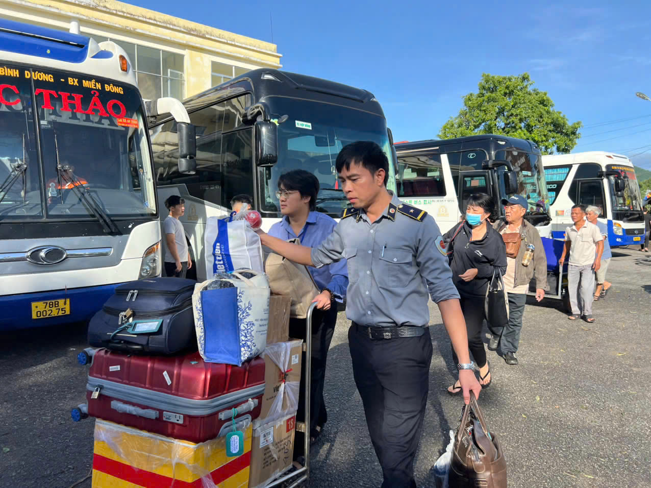 Bão lũ làm gián đoạn tuyến Bắc - Nam: Đường sắt chuyển tải hơn 1.600 hành khách- Ảnh 1.