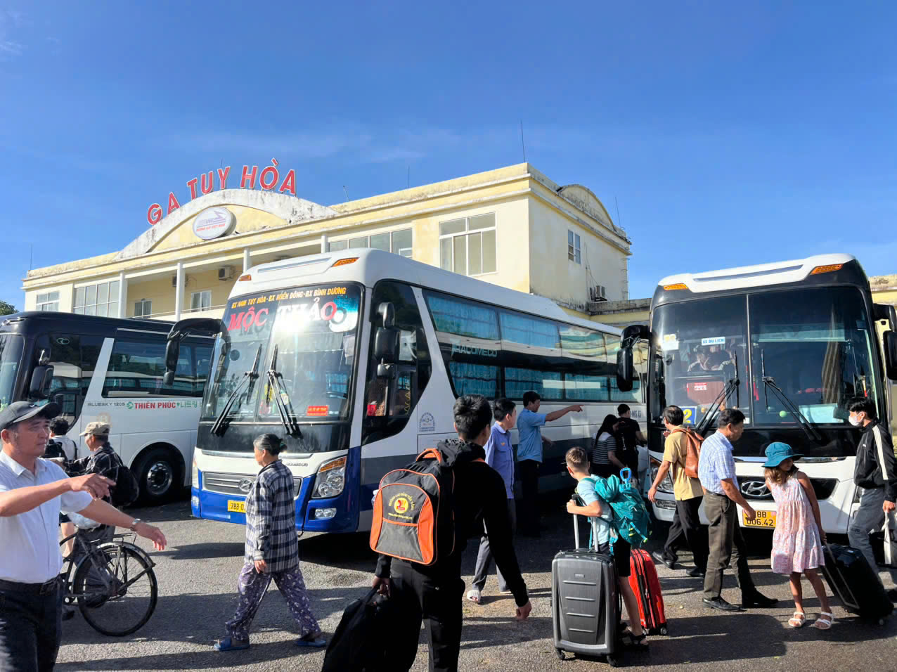 Đường sắt bị trôi nền đường, ray treo lơ lửng do bão số 13- Ảnh 3. Đường sắt bị trôi nền đường, ray treo lơ lửng do bão số 13- Ảnh 3.