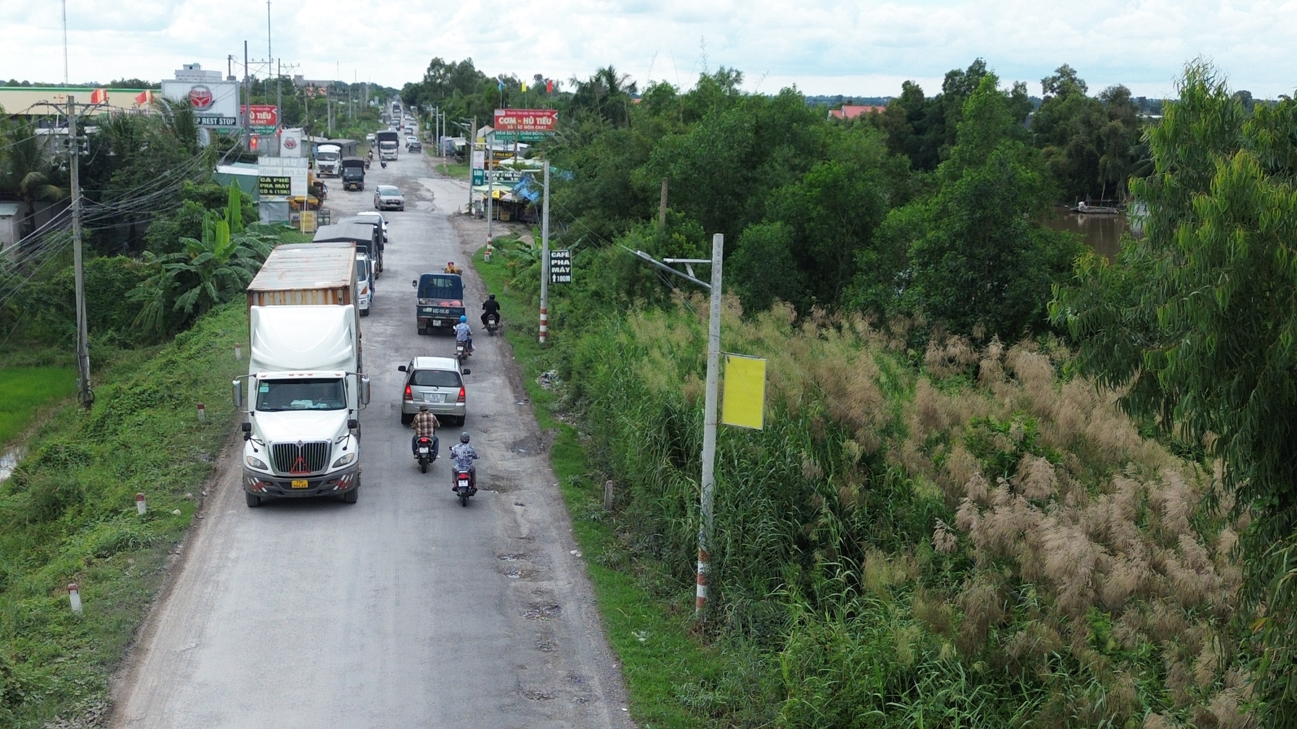 Hiện trạng QL62 nối QL1, cao tốc đi cửa khẩu ở Tây Ninh đang xuống cấp trầm trọng- Ảnh 1. Hiện trạng QL62 nối QL1, cao tốc đi cửa khẩu ở Tây Ninh đang xuống cấp trầm trọng- Ảnh 1.