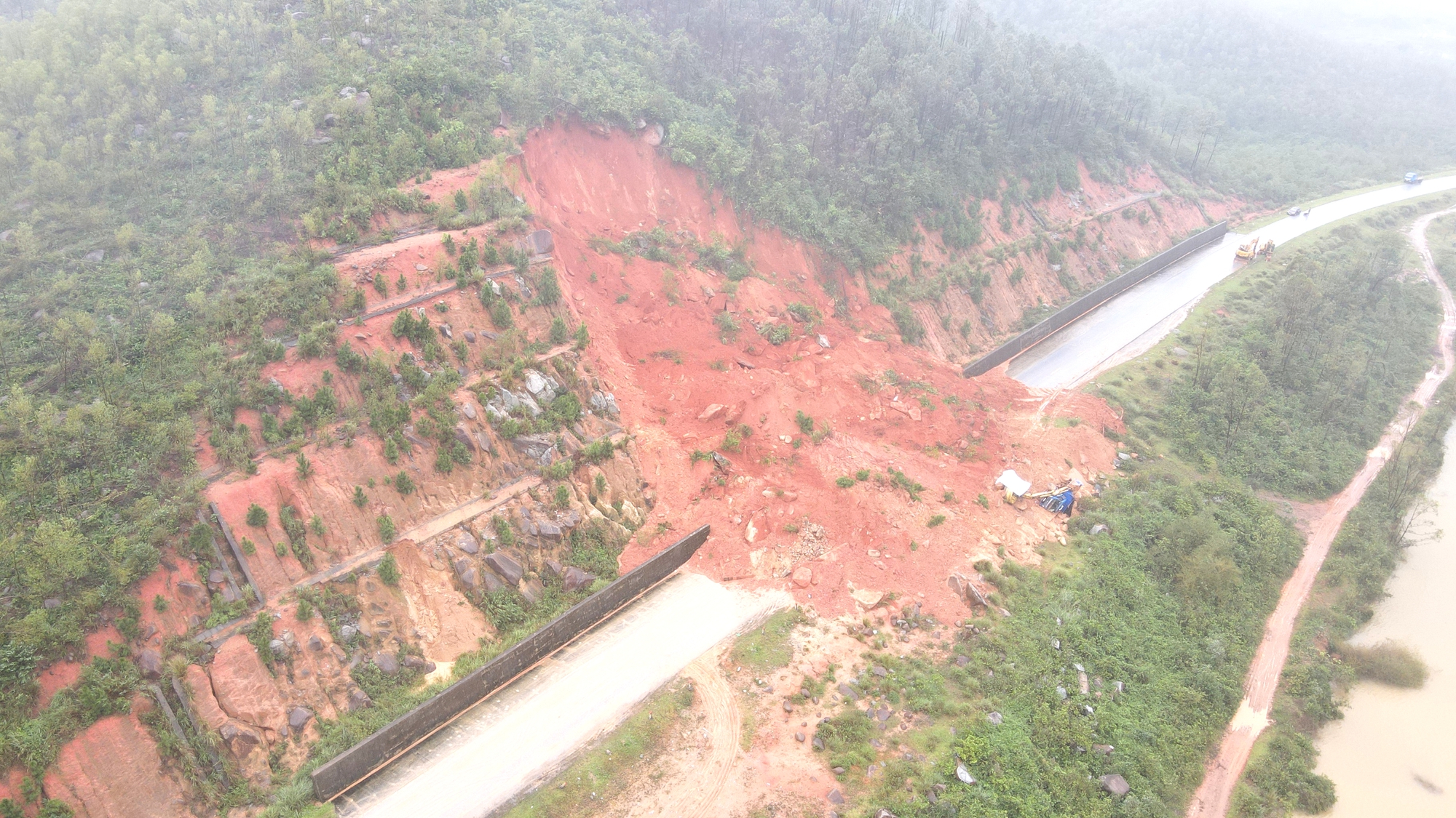 Đề xuất làm tường chắn, kè rọ đá giật cấp bảo vệ tuyến đường ven biển Hà Tĩnh- Ảnh 1. Đề xuất làm tường chắn, kè rọ đá giật cấp bảo vệ tuyến đường ven biển Hà Tĩnh- Ảnh 1.