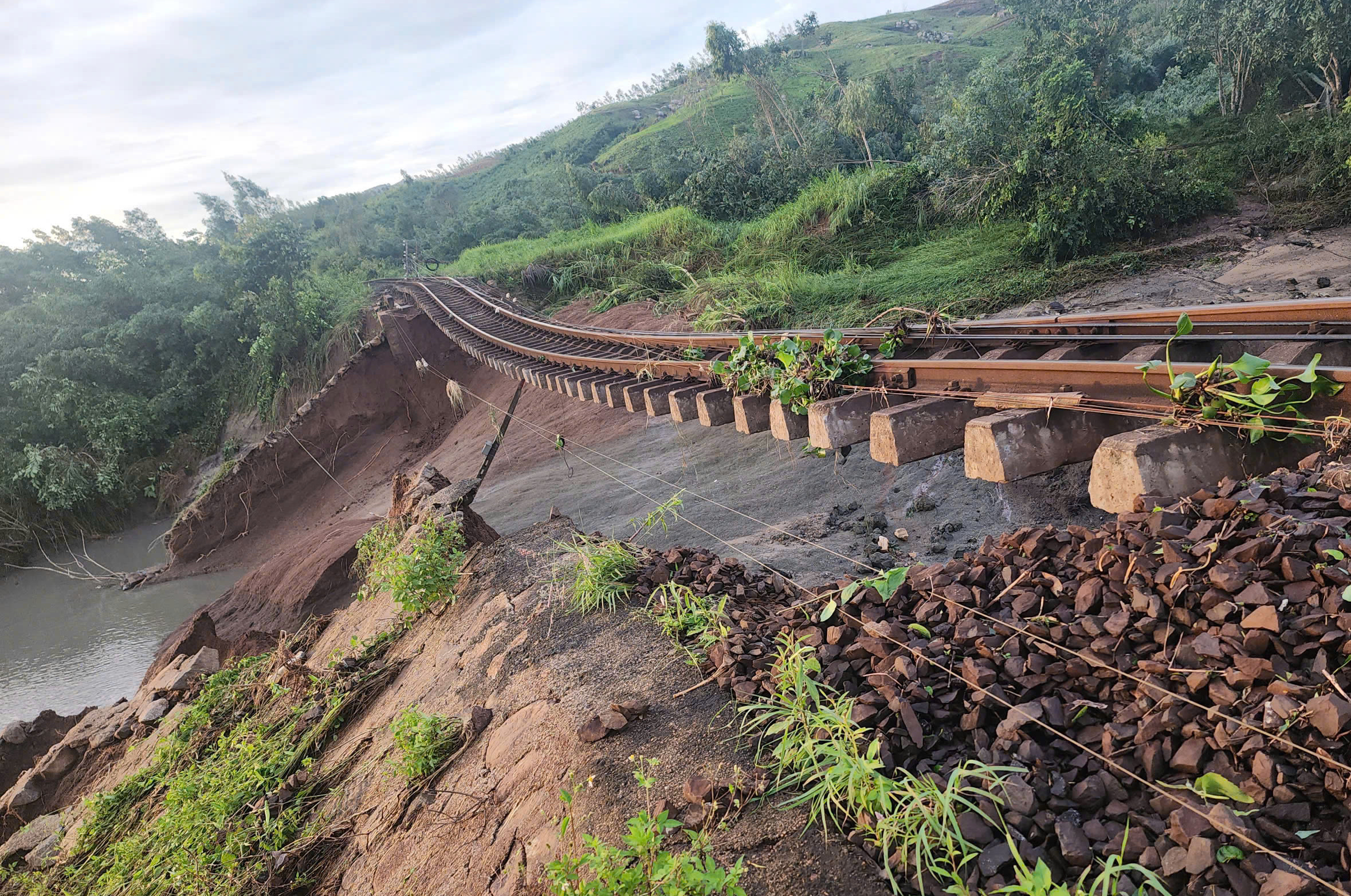 Huy động tổng lực khắc phục hậu quả mưa lũ, đảm bảo an toàn đường sắt quốc gia- Ảnh 1. Huy động tổng lực khắc phục hậu quả mưa lũ, đảm bảo an toàn đường sắt quốc gia- Ảnh 1.