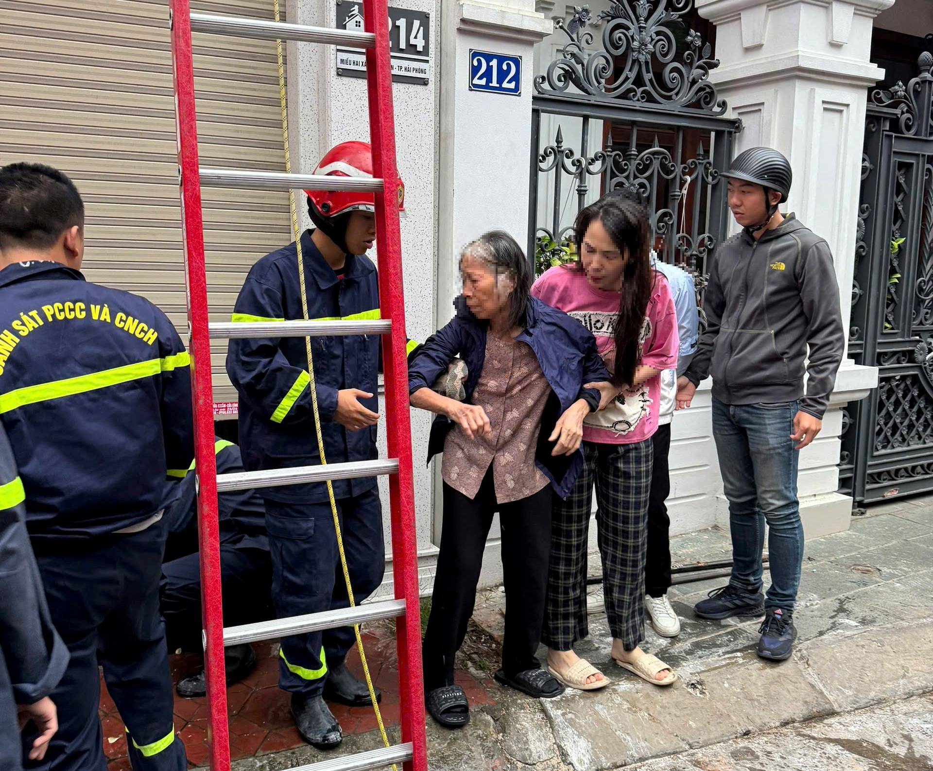 Giải cứu 3 người mắc kẹt trong đám cháy nhà lúc rạng sáng tại Hải Phòng- Ảnh 2. Giải cứu 3 người mắc kẹt trong đám cháy nhà lúc rạng sáng tại Hải Phòng- Ảnh 2.