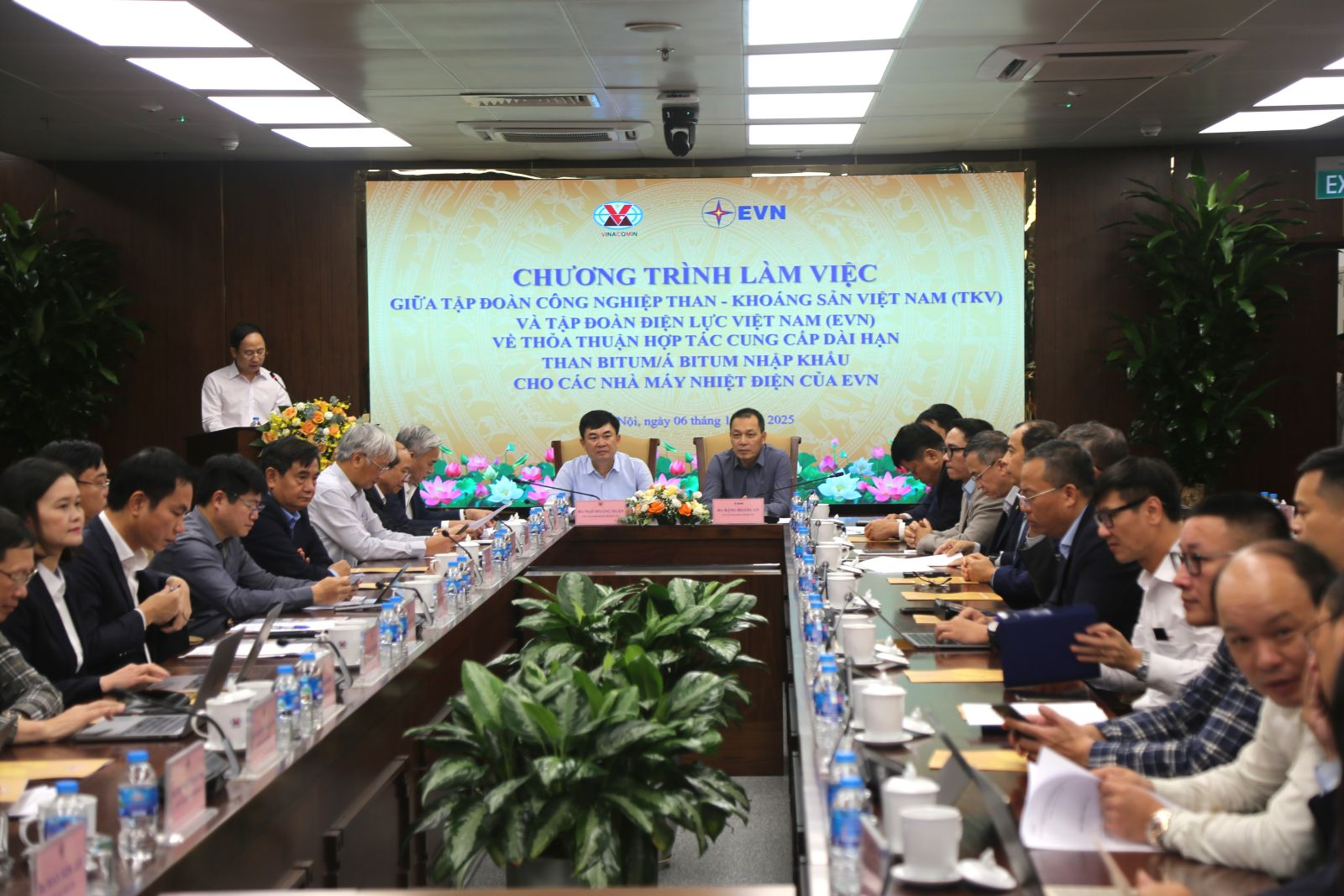 EVN và TKV ký kết thỏa thuận hợp tác dài hạn cung cấp than nhập khẩu cho các nhà máy điện- Ảnh 1.