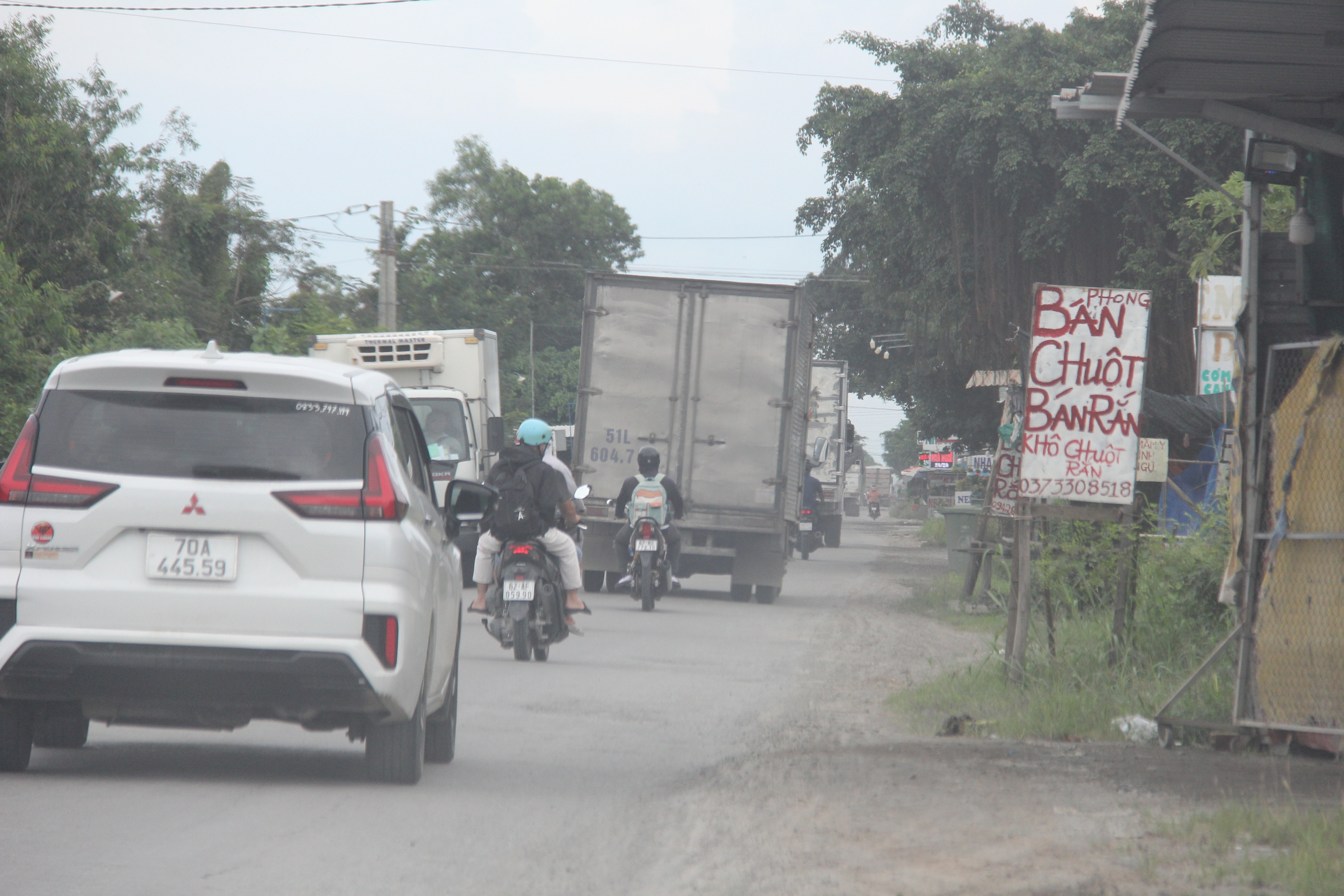 Hiện trạng QL62 nối QL1, cao tốc đi cửa khẩu ở Tây Ninh đang xuống cấp trầm trọng- Ảnh 5. Hiện trạng QL62 nối QL1, cao tốc đi cửa khẩu ở Tây Ninh đang xuống cấp trầm trọng- Ảnh 5.